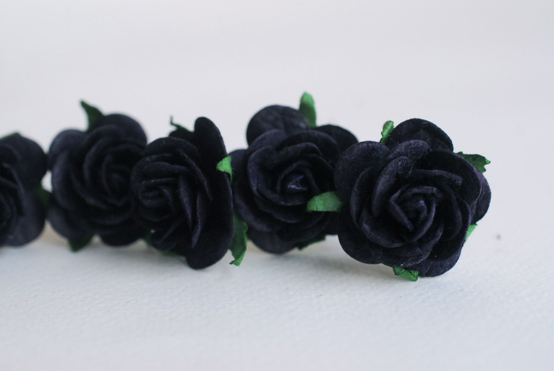 ดอกไม้กระดาษสา ดอกไม้กระดาษสา ราคาส่ง, ดอกกุหลาบกระดาษสา ดอกไม้ประดิษฐ์ สำหรับตกแต่ง หรืองานแต่งงาน สีดำน้ำเงิน ขนาด 2.5 cm. จำนวน 50 ดอก Paper flowers, handmade flowers, small roses paper size 2.5 cm. 50 pieces, black-blue color.