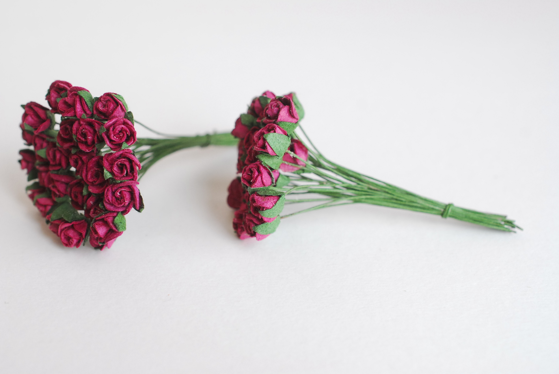 ดอกไม้กระดาษสา ดอกไม้กระดาษสา จตุจักร งานประดิษฐ์ ดอกไม้ทำข้อมือเพื่อนเจ้าสาว แต่งงาน, ดอกกุหลาบตูม 50 ดอก สีแดงเข้ม ขนาด 0.8x0.8 cm. paper flowers, budding roses flower 0.8 x 0.8 cm. 50 pieces.red wine color