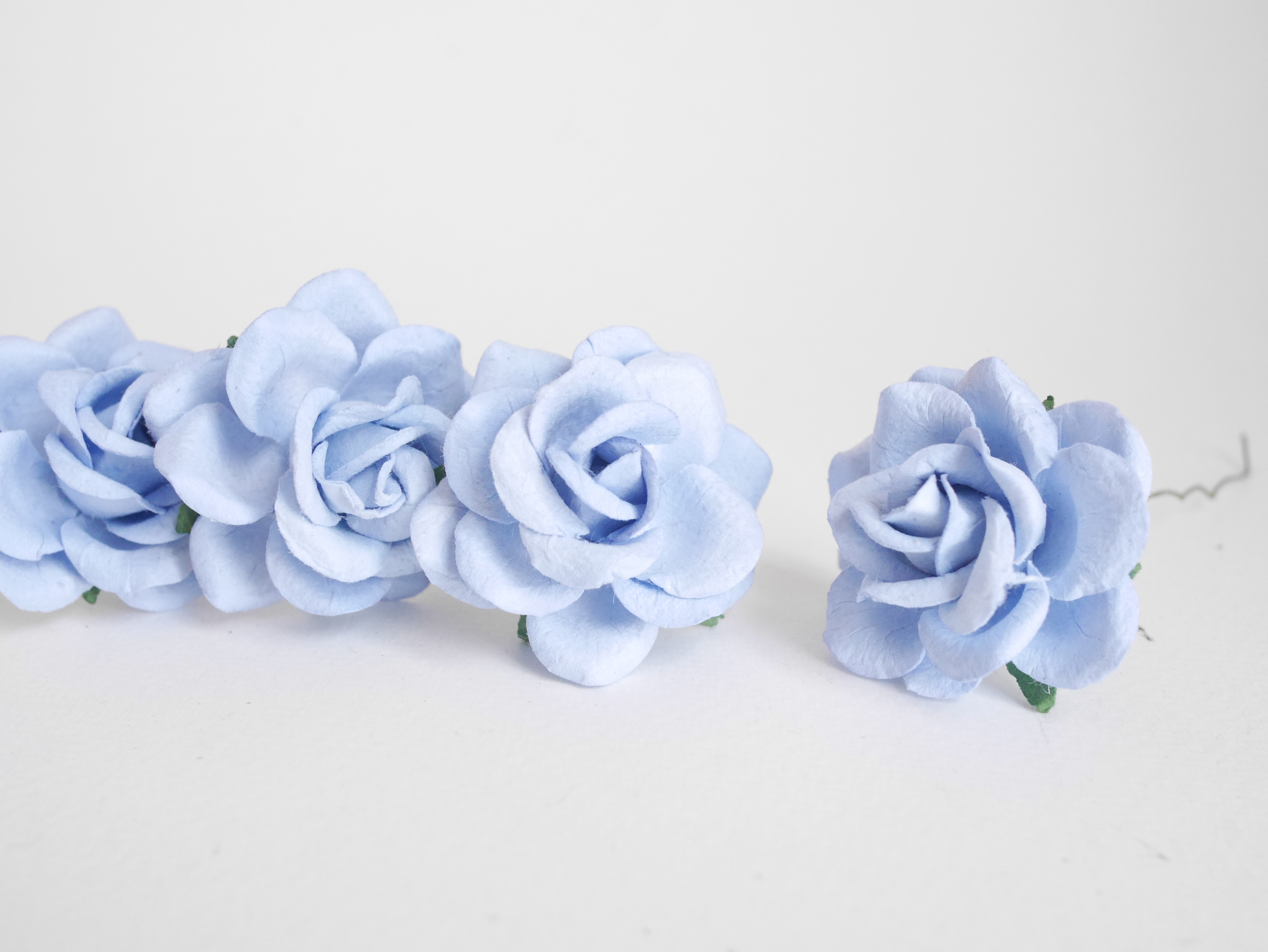 ดอกไม้กระดาษสา ดอกกุหลาบกระดาษสา ดอกไม้กุหลาบ กลีบโค้ง ดอกไม้ประดิษฐ์ สำหรับตกแต่ง หรืองานแต่งงาน สีน้ำเงินตุ่น ขนาด 3.5 cm. จำนวน 25 ดอก Paper flowers, handmade flowers, small roses paper size 3.5 cm. 25 pieces, pale blue color.