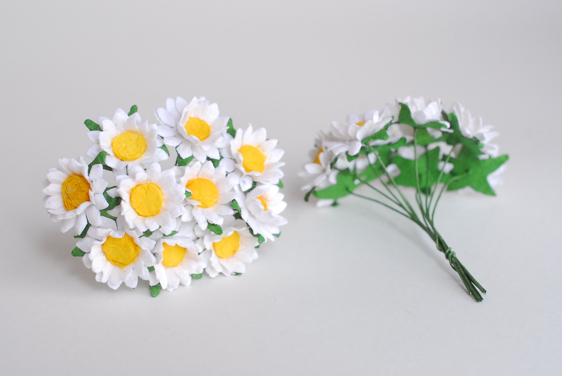 ดอกทานตะวันกระดาษ ดอกไม้กระดาษสา ดอกไม้ประดิษฐ์จากกระดาษสา ดอกทานตะวัน ดอกไม้กระดาษสาขายส่ง ดอกไม้ประดิษฐ์ ดอกไม้ทำข้อมือเพื่อนเจ้าสาว ขนาด 1.5 cm. จำนวน 50 ดอก สีเหลือง Paper Flower, Sun Flowers, white color, size 1.5 cm 50 pieces, yellow pollen.