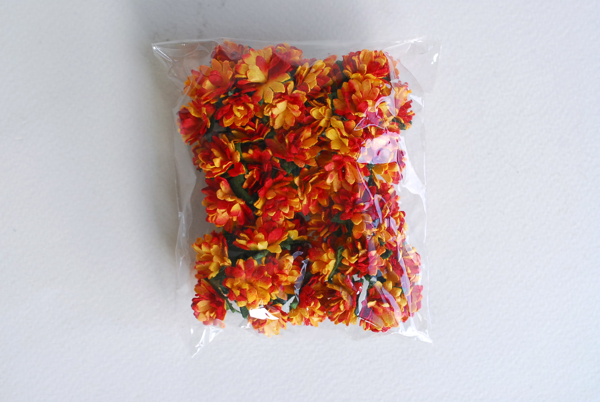 ดอกไม้ประดิษฐ์, ดอกไม้กระดาษสา, ดอก gypsophila, ดอกยิปโซ งานประดิษฐ์ตกแต่งของชำร่วย, ดอกไม้ขนาด 1.5 cm. ดอกไม้ทำพานพุ่ม,พานพวงมาลัย, พานรับไหว้, ขันหมาก. สีแดงปัดเหลือง