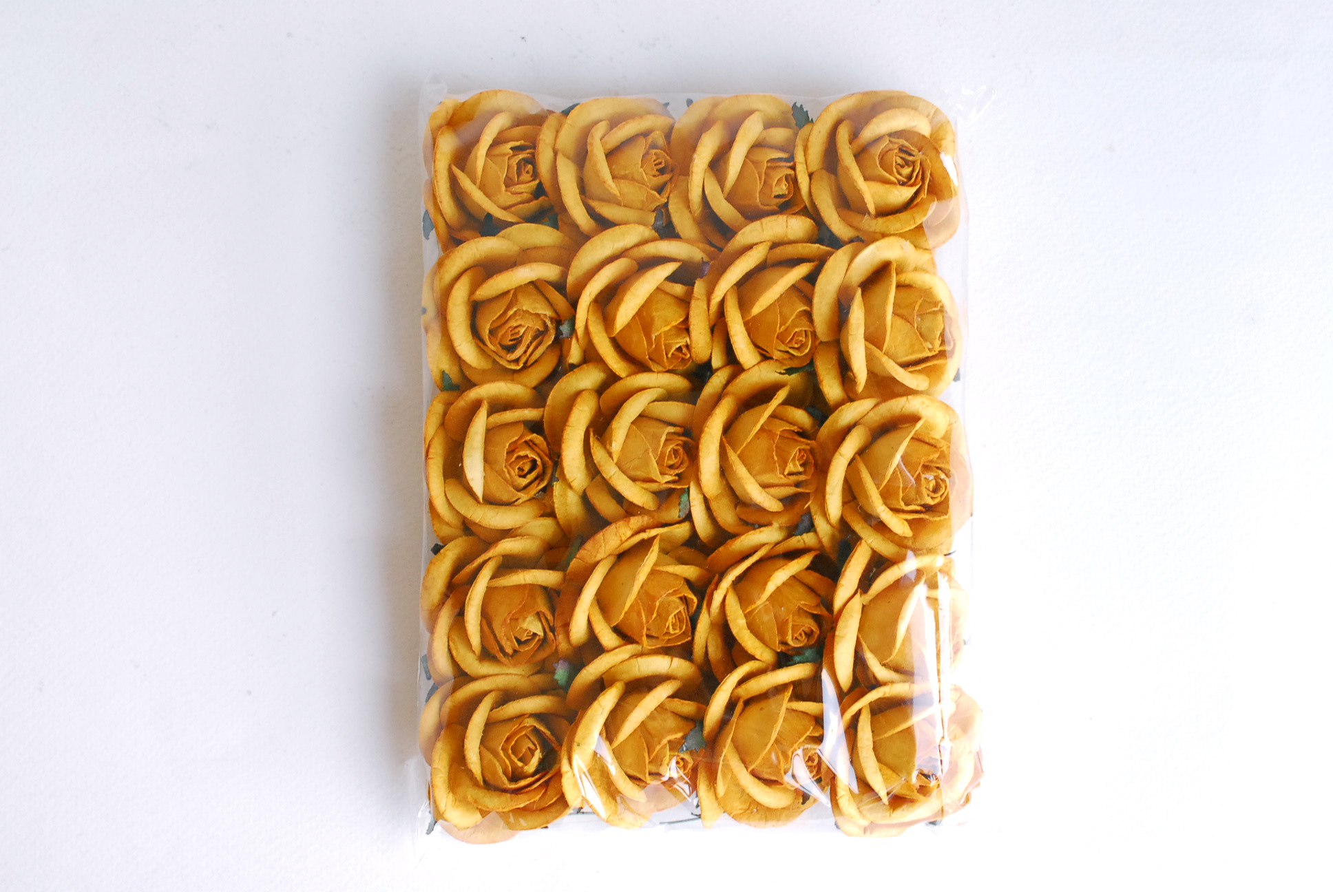 ดอกไม้กระดาษสา, ดอกไม้กุหลาบกระดาษ, ดอกไม้ประดิษฐ์, สำหรับของชำร่วย, งานแต่งงาน,สีเหลืองพระ ขนา่ด 4.5 cm.,Paper flower,20 Pieces mulberry rose, 4.00 cm. yellow medium color.