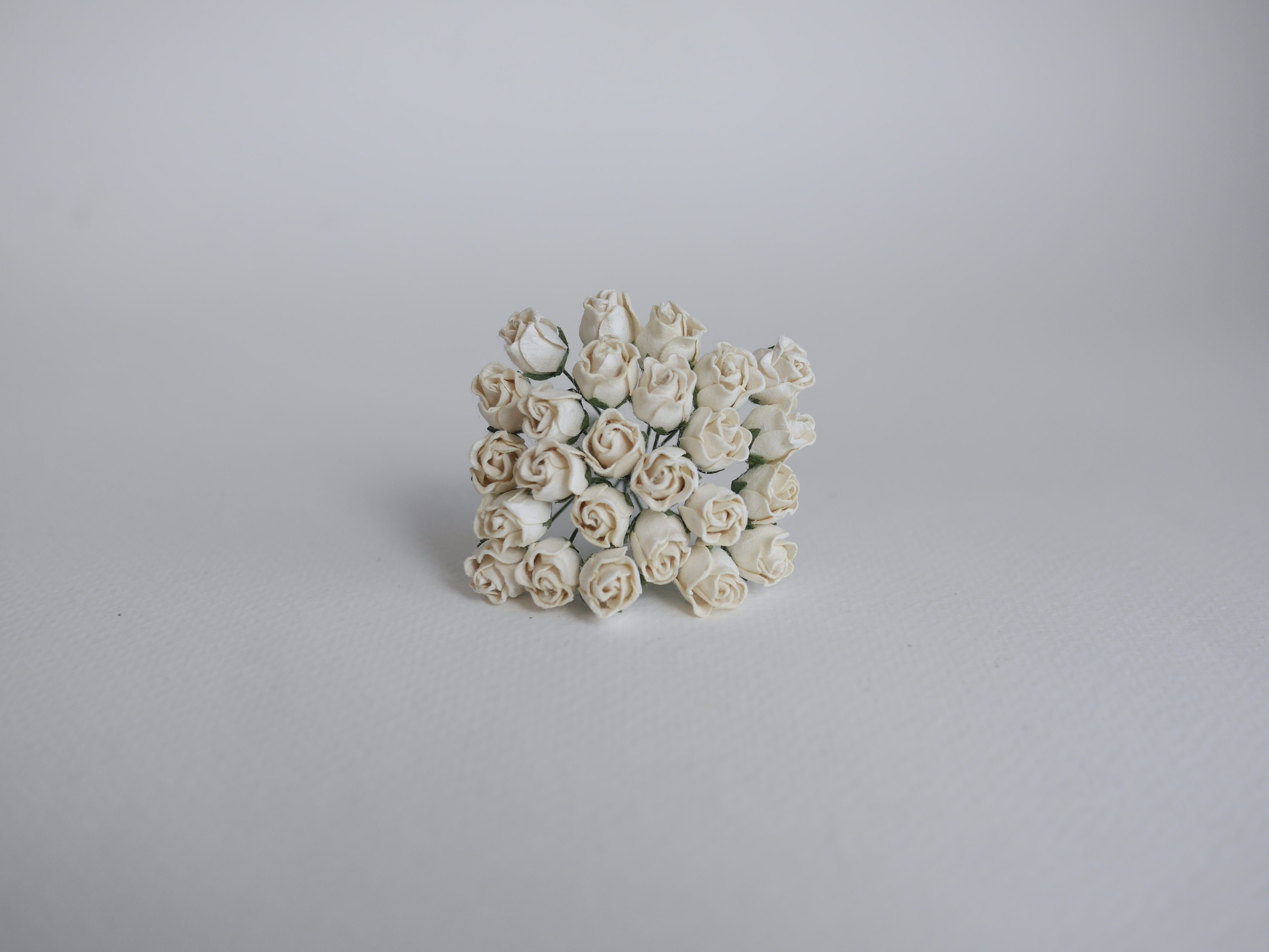 ดอกไม้กระดาษสา ดอกไม้กระดาษสา จตุจักร งานประดิษฐ์ ดอกไม้ทำข้อมือเพื่อนเจ้าสาว แต่งงาน, ดอกกุหลาบตูม 0.8x1 cm. 25 ดอก สีงาช้างอ่อน paper flowers, budding roses flower 0.8x1 cm. 25 pieces ivory color.