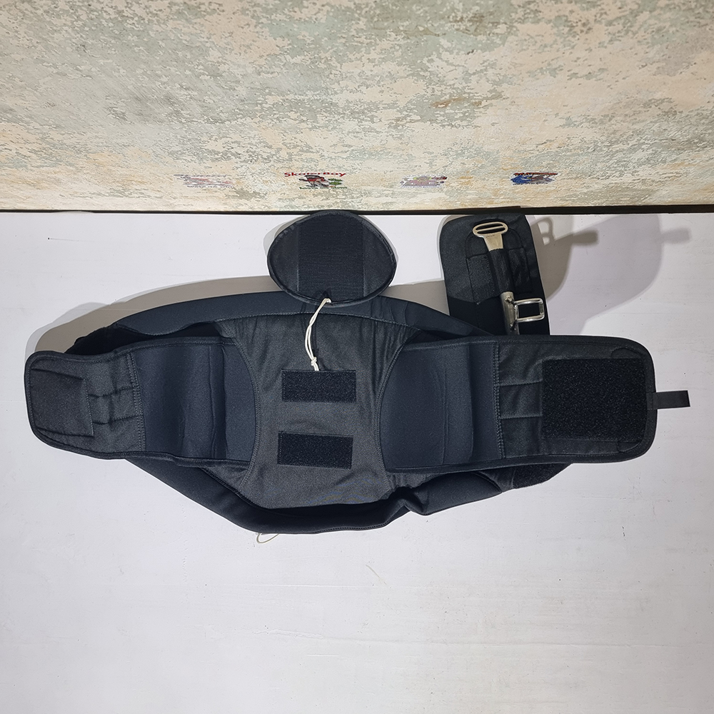 [0205] อุปกรณ์สำหรับ kiteboard, บังคับว่าว control bar, สายรัด leash, เข็มขัดนิรภัย harness, สายว่าว lines