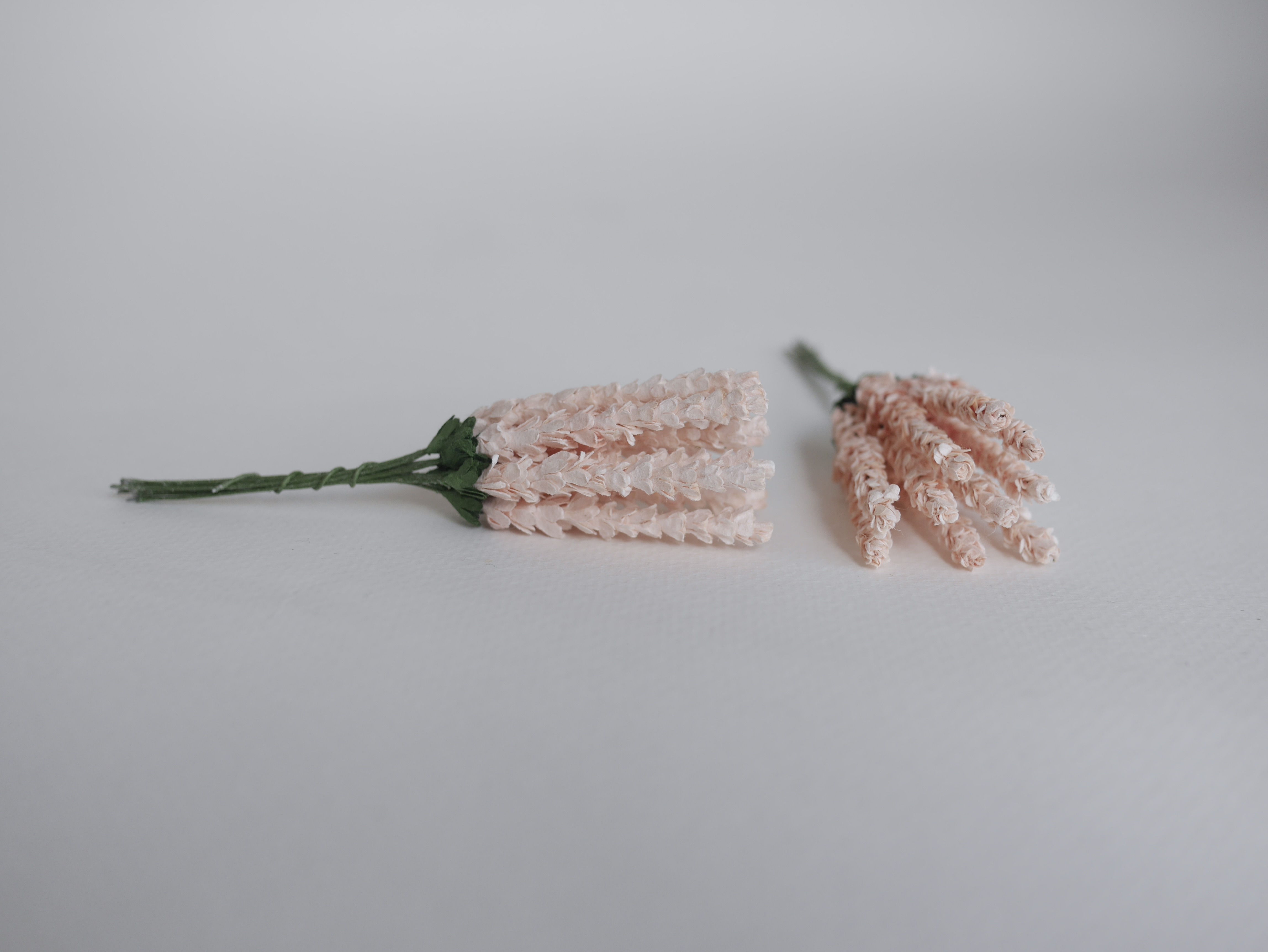 ดอกไม้ประดิษฐ์, ดอกไม้กระดาษสา, ดอกลาเวนเดอร์กระดาษ lavender, ดอกลาเวนเดอร์ กระดาษสา งานประดิษฐ์ตกแต่งของชำร่วย, ดอกไม้ทำพานพุ่ม, พานรับไหว้, ขนาด 1 cm. สีชมพูอ่อน