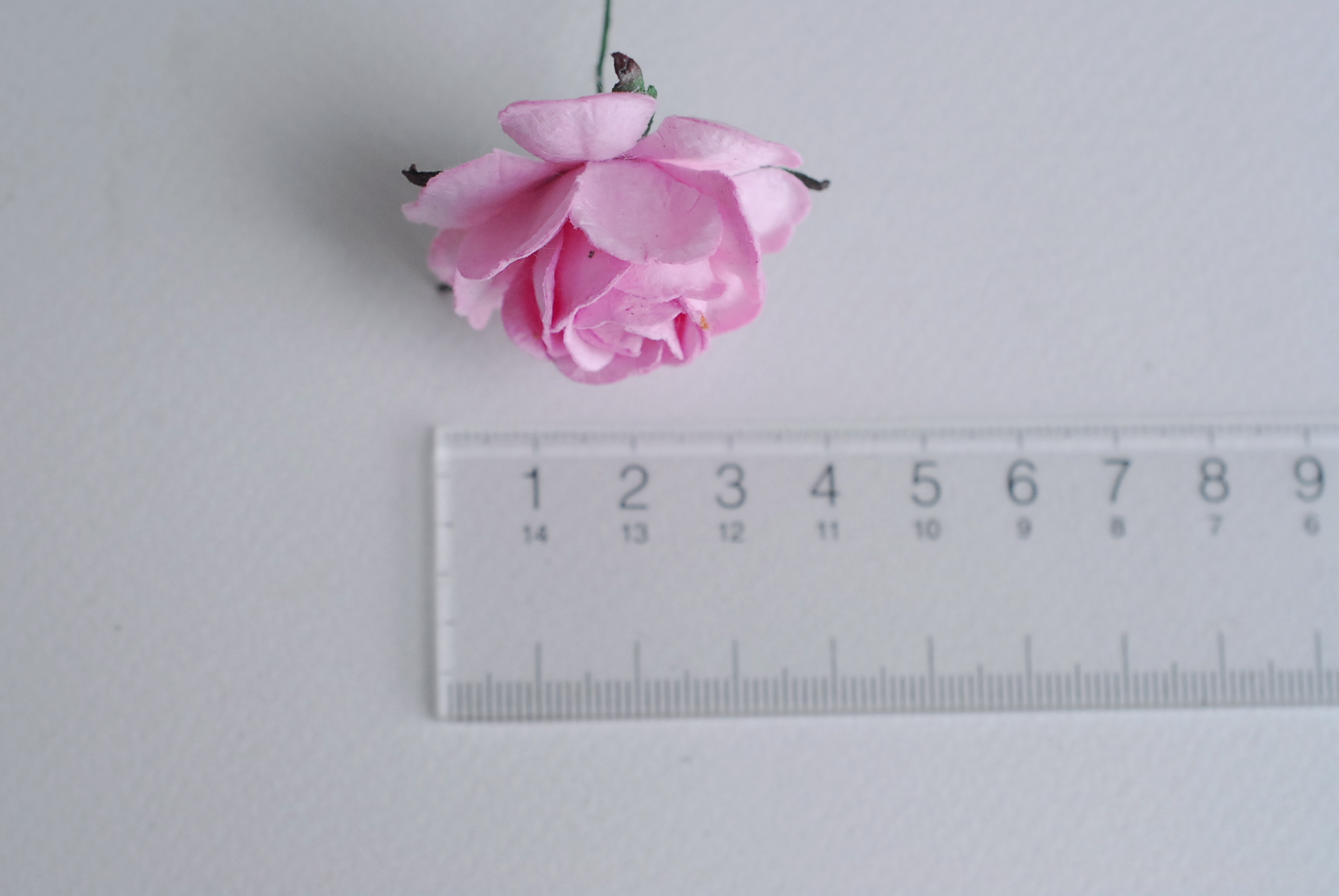 ดอกไม้กระดาษสา ดอกกุหลาบกระดาษสา ดอกไม้กุหลาบ ดอกไม้ประดิษฐ์ สำหรับตกแต่ง หรืองานแต่งงาน สีชมพูอ่อนขนาด 3.5 cm. จำนวน 25 ดอก Paper flowers, handmade flowers, small roses paper size 3.5 cm. 25 pieces, light pink color.