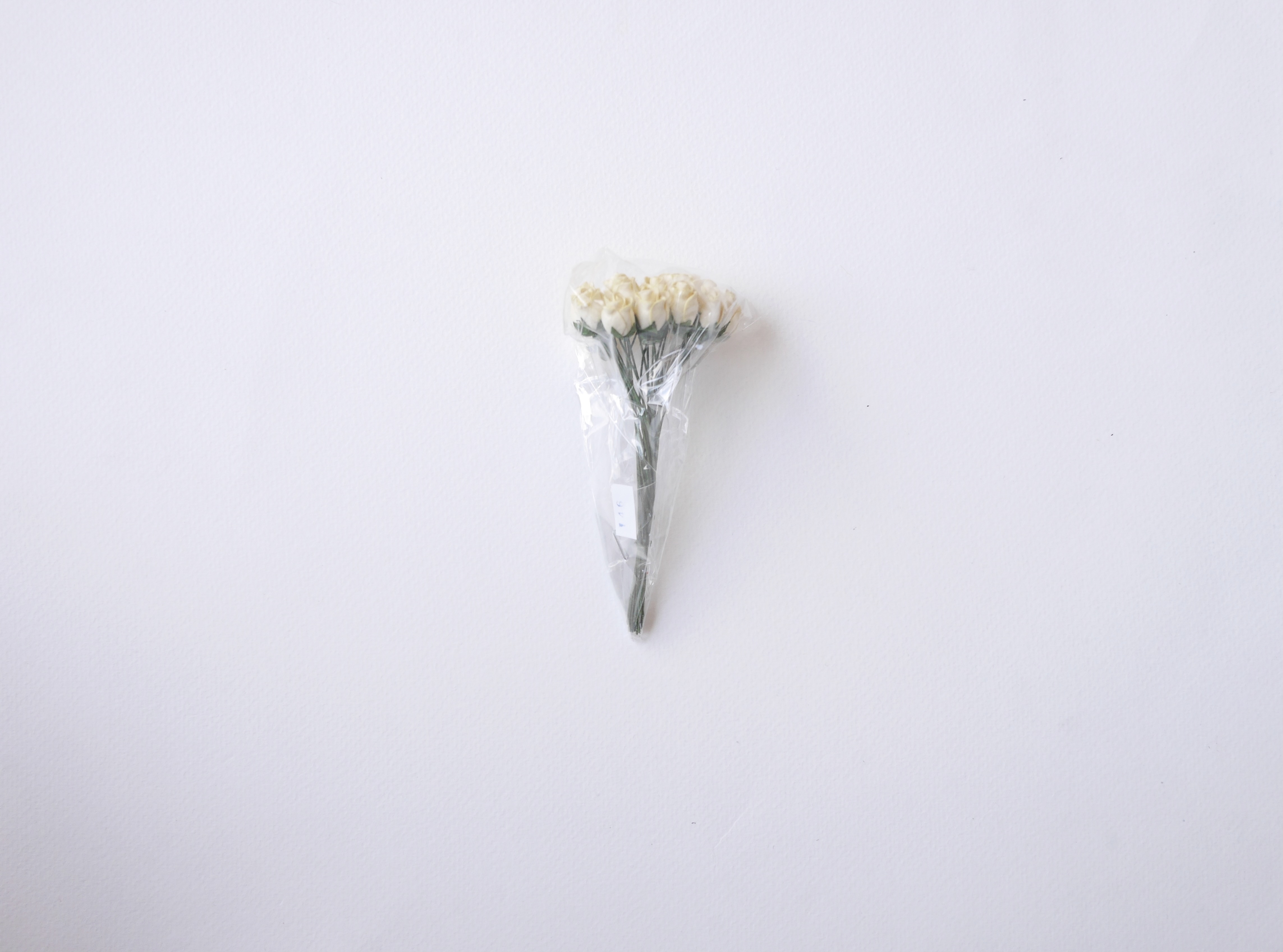 ดอกไม้กระดาษสา ดอกไม้กระดาษสา จตุจักร งานประดิษฐ์ ดอกไม้ทำข้อมือเพื่อนเจ้าสาว แต่งงาน, ดอกกุหลาบตูม 0.8x1 cm. 25 ดอก สีเหลืองอ่อน paper flowers, budding roses flower 0.8x1 cm. 25 pieces pale yellow color.