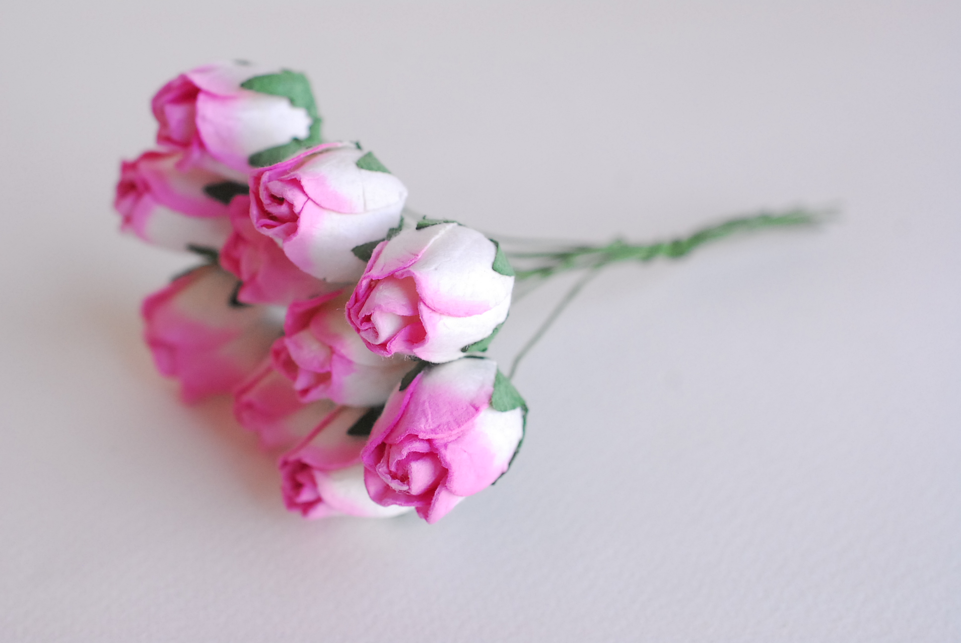 ดอกไม้กระดาษสา ดอกไม้กระดาษสา จตุจักร งานประดิษฐ์ ดอกไม้ทำข้อมือเพื่อนเจ้าสาว แต่งงาน, ดอกกุหลาบตูม 50 ดอก สีชมพูปัดสีขาวcolor ขนาด 1.5x2 cm. paper flowers, budding roses flower 1.5x2 cm. 50 pieces.pink brush white color