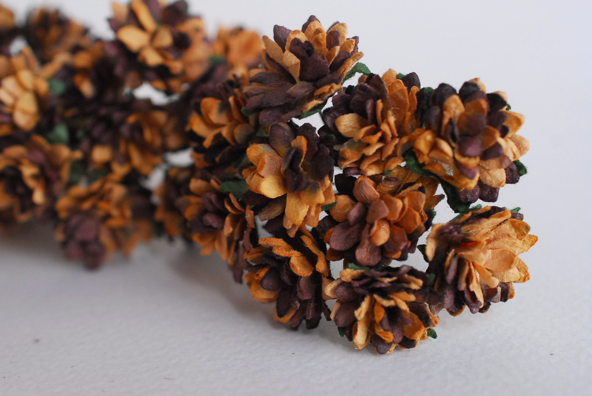 ดอกไม้ประดิษฐ์, ดอกไม้กระดาษสา, ดอก gypsophila, ดอกยิปโซ งานประดิษฐ์ตกแต่งของชำร่วย, ดอกไาด 1.5 cmม้ทำพานพุ่ม,พานพวงมาลัย, พานรับไหว้, ขันหมาก. สีน้ำตาลไหม้ปัด