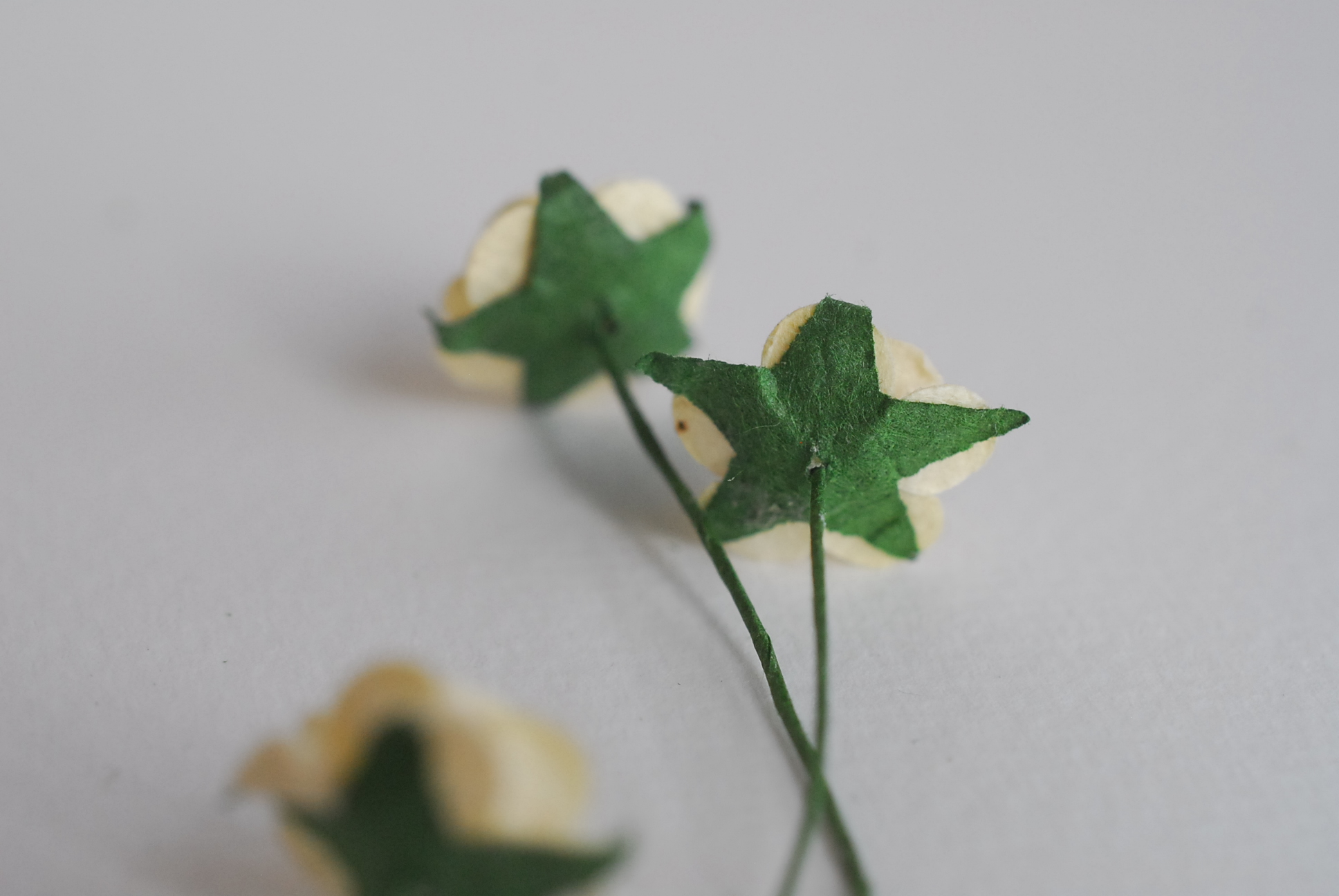 ดอกไม้กุหลาบกระดาษสา, ดอกกุหลาบจิ๋ว, ดอกไม้กระดาษสาขายส่ง สีเหลืองอ่อน ขนาด 1.5 cm. จำนวน 100 ดอก Paper Flowers size 1.5 cm., mini roses pale yellow color, 100 pcs. handmade flowers.