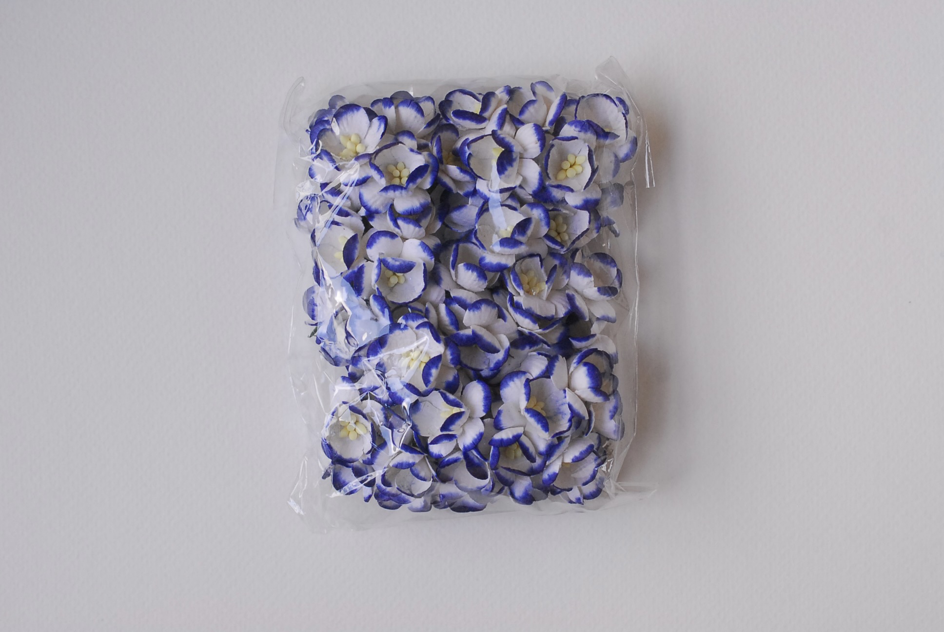 ดอกไม้กระดาษสา ดอกซากุระกระดาษ ดอกไม้กระดาษสาราคาส่ง ดอกไม้กระดาษสำหรับตกแต่งของชำร่วย งานแต่งงาน ทำช่อดอกไม้ติดอกเจ้าบ่าว ข้อมือดอกไม้เจ้าสาว ขนาด2.5 cm. 50 ดอก สีน้ำเงินกรมท่าปัดขาว Paper flowers supplies: DIY wedding tools Cherry blossom (Sakura) 50 pc