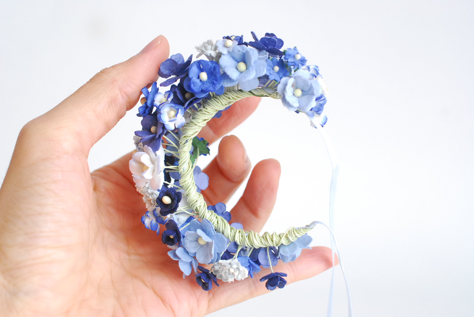 ข้อมือเพื่อนเจ้าสาว งานแต่งงาน ดอกไม้ประดิษฐ์ งานประดิษฐ์ DIY โทนสีน้ำเงิน ดอกไฮเดนเยียกระดาษสา และดอกไม้กระดาษสาขนาดเล็ก Handmade corsages 1 ชิ้น DIY corsage blue tone, hydenyia flowers 1 piece.