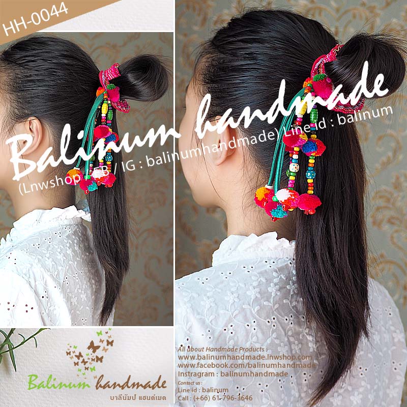 (1 ชิ้น) ยางรัดผมแฮนด์เมด งานถักไหมพรม รูปพวงมาลัยแบบระย้า ประดับด้วยผ้า ลูกปัดไม้ และกระพรวนหลากสี สไตล์โบฮีเมียนชาวเขาชาวดอย เด็กหรือผู้ใหญ่ก็ใช้ได้ สามารถใช้รัดผม รวบผม หรือเกล้าผมก็ได้ ดูเก๋ น่ารัก และมีสไตล์มากค่ะ หลายสี (Multi-color)