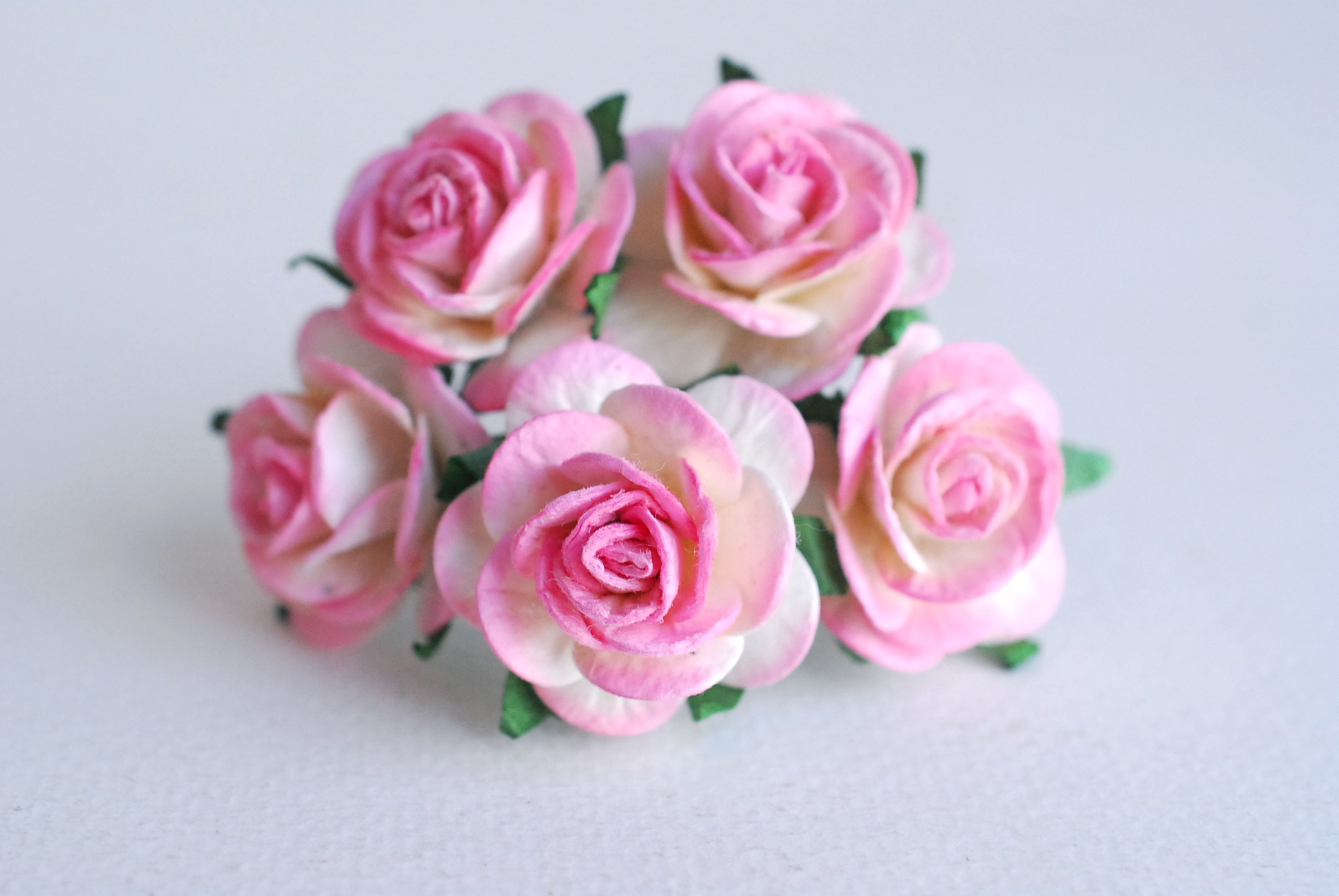 ดอกไม้กระดาษ ดอกไม้กระดาษสา ราคาส่ง,ดอกไม้กุหลาบกระดาษ ดอกกุหลาบกระดาษสา ดอกไม้ประดิษฐ์ สำหรับตกแต่ง หรืองานแต่งงาน สีชมพูกลางปัดสีออฟไวท์ (สีเกือบขาว) ขนาด 2.5 cm. จำนวน 50 ดอก Paper flowers, small roses DIY paper supplies 50 pieces size 2.5 cm.