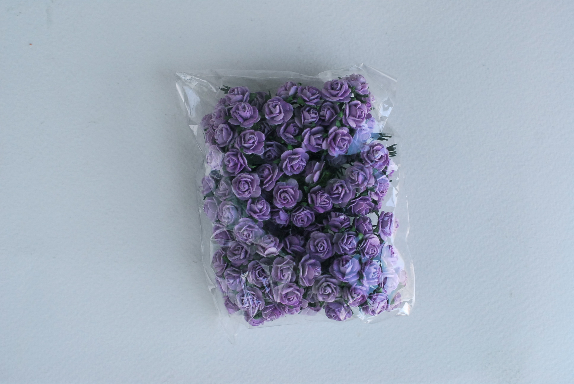 ดอกไม้กระดาษสาสำหรับตกแต่ง ของชำร่วย ดอกกุหลาบ ดอกกุหลาบสีแดง กระดาษสา สีม่วงขนาด 1 cm. จำนวน 100 ดอก/1 ถุง