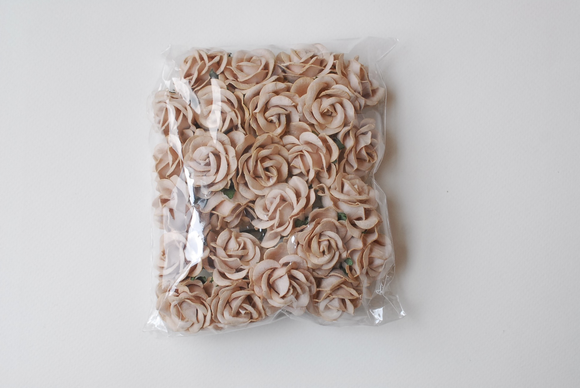 ดอกไม้กระดาษสา ดอกกุหลาบกระดาษสา ดอกไม้กุหลาบ กลีบโค้ง ดอกไม้ประดิษฐ์ สำหรับตกแต่ง หรืองานแต่งงาน สีน้ำตาลอ่อน ขนาด 3.5 cm. จำนวน 25 ดอก Paper flowers, handmade flowers, small roses paper size 3.5 cm. 25 pieces, soft brown color.