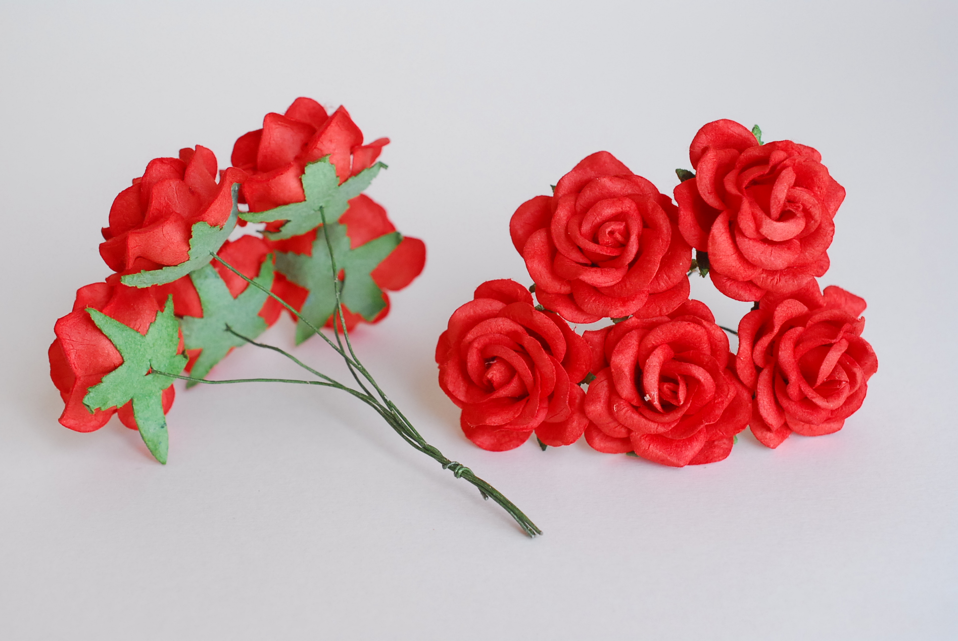 ดอกไม้กระดาษสา ดอกกุหลาบกระดาษสา ดอกไม้กุหลาบ กลีบโค้ง ดอกไม้ประดิษฐ์ สำหรับตกแต่ง หรืองานแต่งงาน สีแดง ขนาด 3.5 cm. จำนวน 25 ดอก Paper flowers, handmade flowers, DIY supplies small roses paper size 3.5 cm. 25 pieces, red color.
