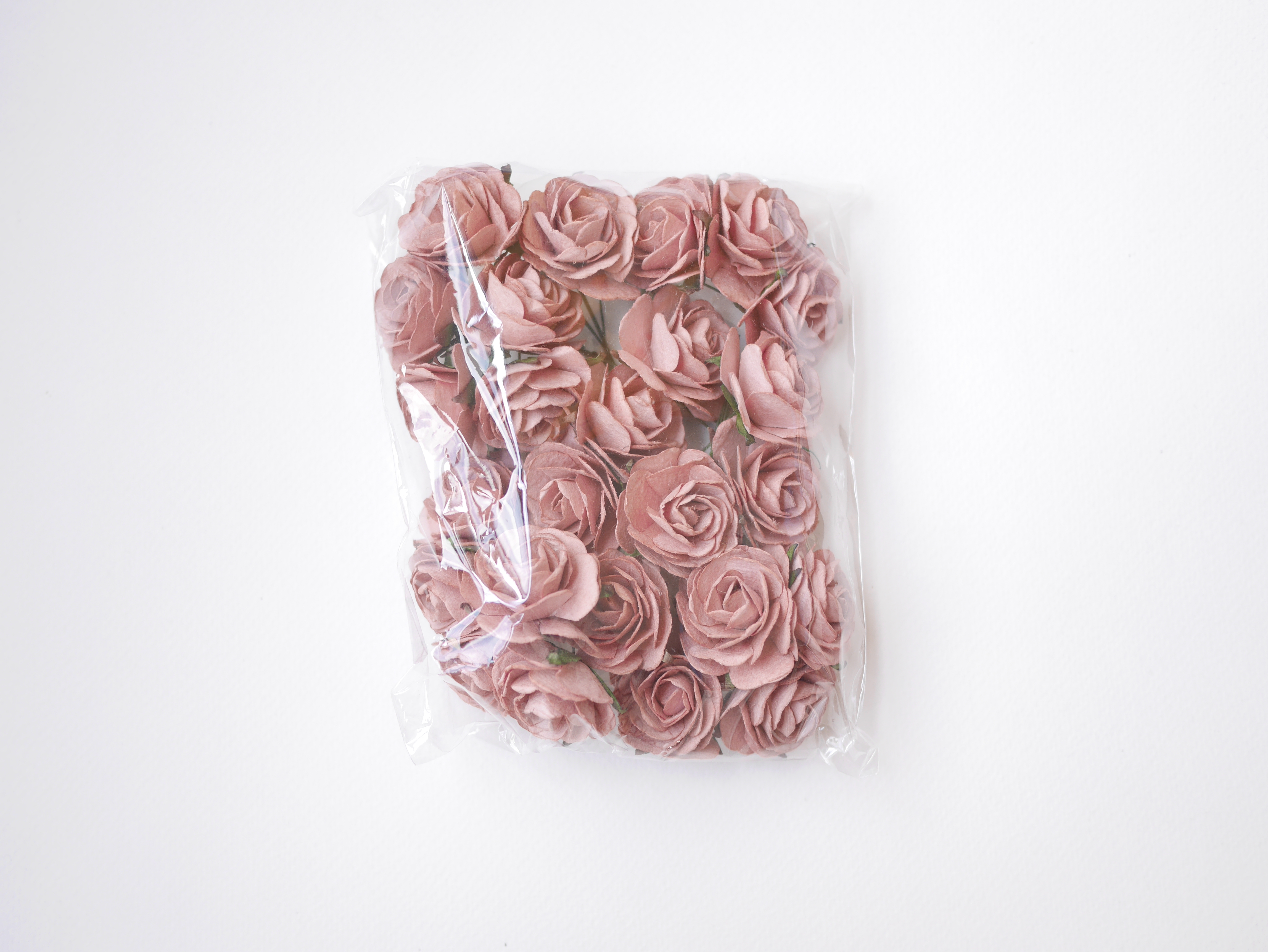 ดอกไม้กระดาษสา ราคาส่ง, ดอกกุหลาบกระดาษสา ดอกไม้ประดิษฐ์ สำหรับตกแต่ง หรืองานแต่งงาน สีชมพูตุ่นขนาด 3.5 cm. จำนวน 25 ดอก Paper flowers, handmade flowers, small roses paper size 3.5 cm. 25 pieces, pink maroon color.