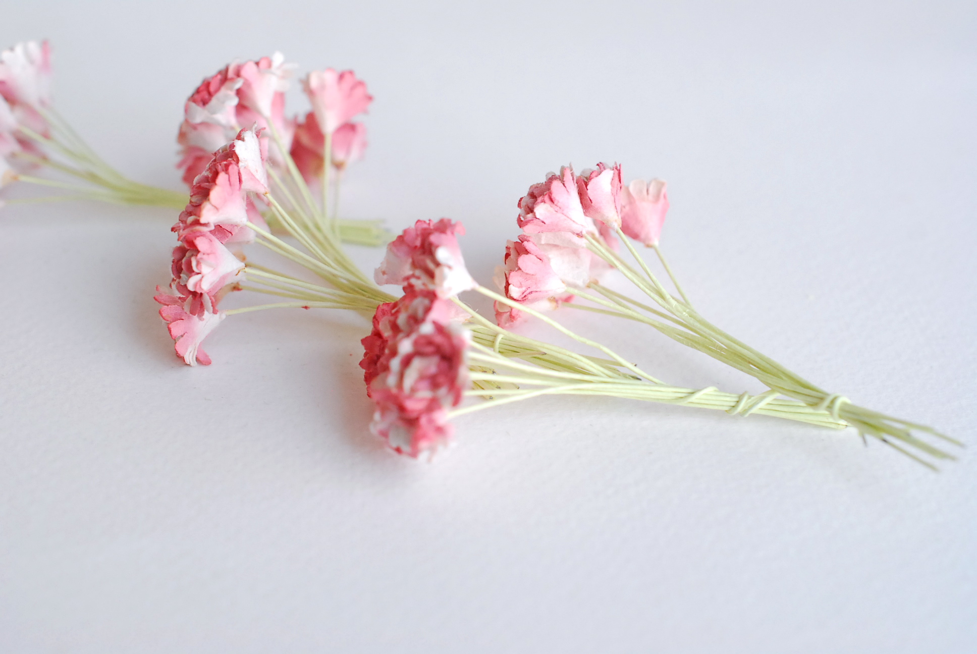 ดอกไม้ประดิษฐ์, ดอกไม้กระดาษสา, ดอก gypsophila, ดอกยิปโซ งานประดิษฐ์ตกแต่งของชำร่วย, ดอกไม้ทำพานพุ่ม, พานรับไหว้, ขนาด 0.4 cm. สีแดงปัดขาว