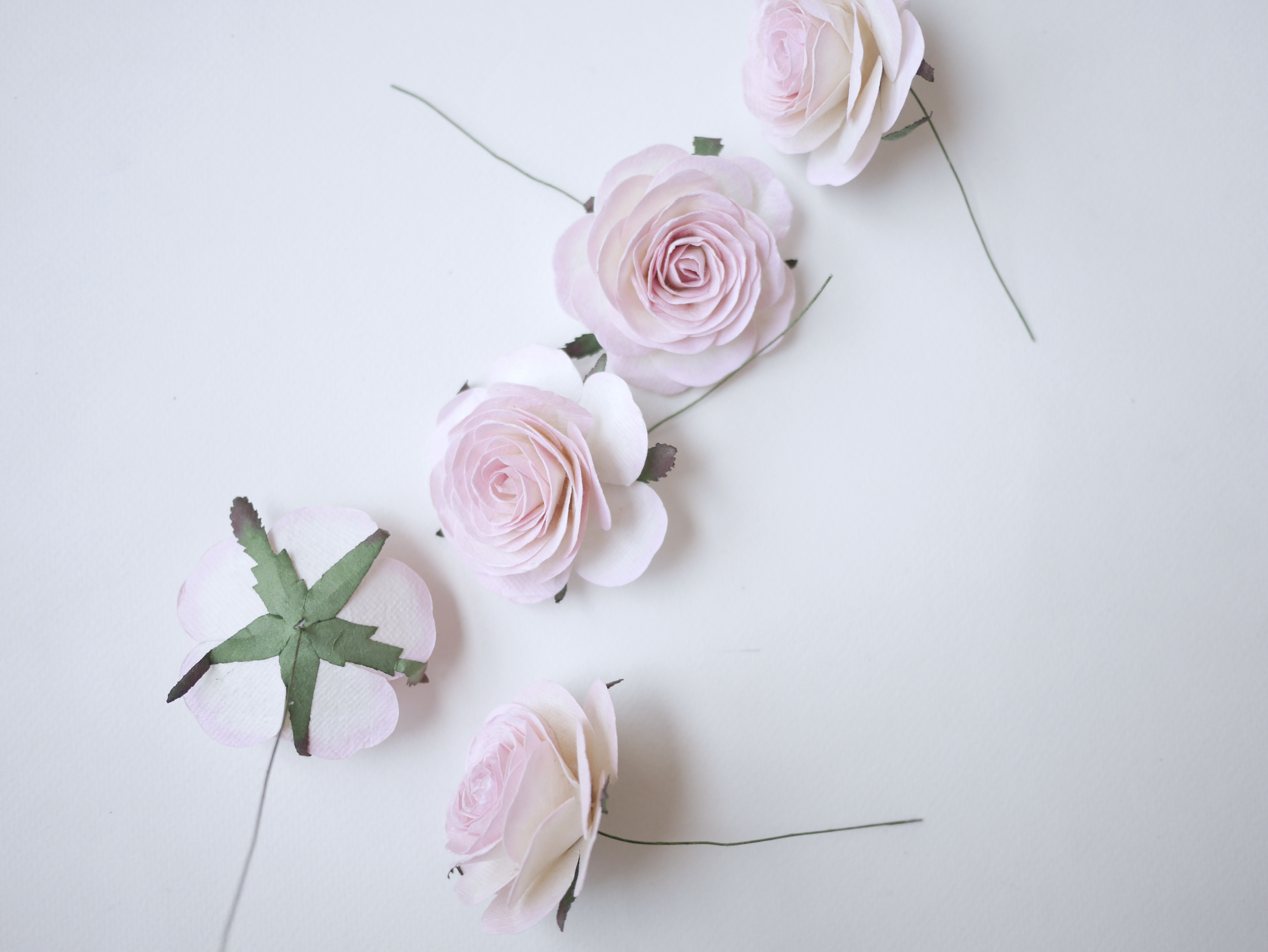 ดอกไม้กระดาษสา ดอกไม้กุหลาบกระดาษ ดอกกุหลาบกระดาษ ขนาด 6.5 cm.,จำนวน 10 ดอก, สำหรับของชำร่วย, งานแต่งงาน, สีชมพูอ่อนปัดขาว Paper flower, 10 Pieces mulberry rose, 6.5 cm. soft pink brush white color