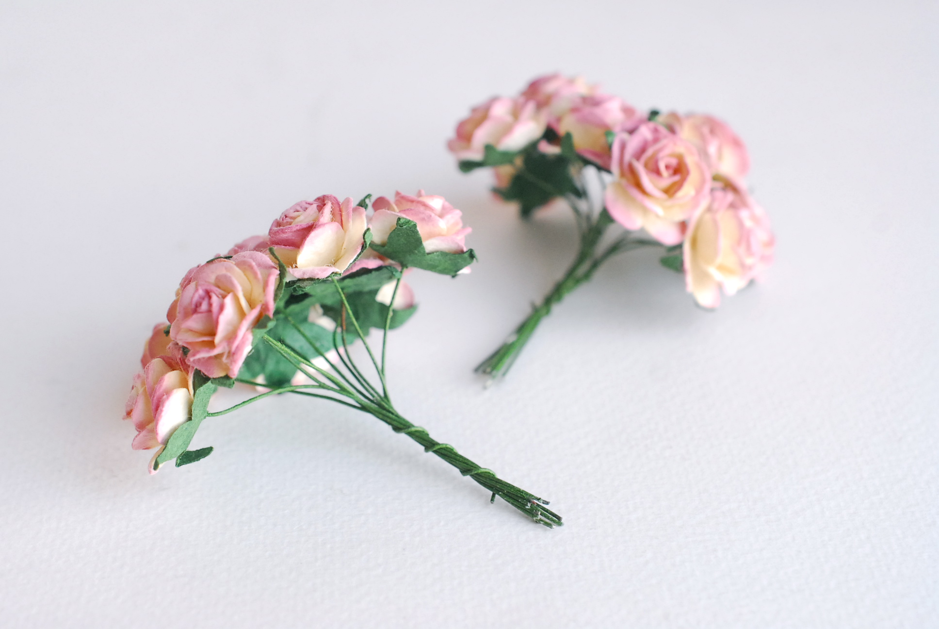 ดอกไม้กระดาษสา ราคาส่ง, ดอกกุหลาบกระดาษสา ดอกไม้ประดิษฐ์ ตกแต่งงานแต่งงาน ขนา่ด 2.00 cm., สำหรับของชำร่วย, งานแต่งงาน, ดอกไม้ทำข้อมือเจ้าสาว Paper flower,50 Pieces mulberry rose, 2 cm. pink berry brush color.