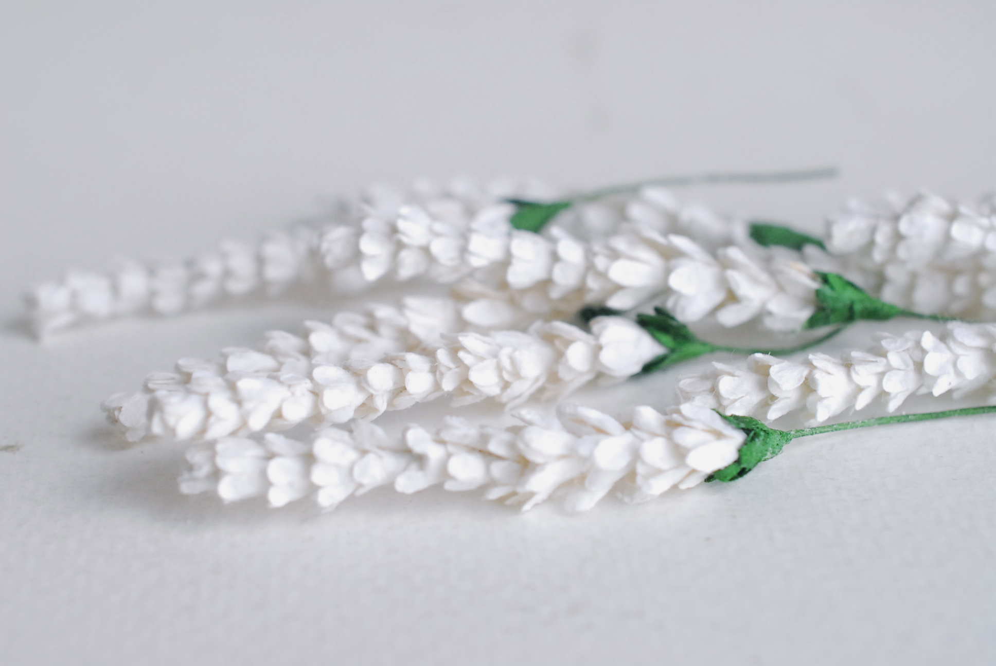 ดอกไม้ประดิษฐ์, ดอกไม้กระดาษสา, ดอก lavender, ดอกลาเวนเดอร์ กระดาษสา งานประดิษฐ์ตกแต่งของชำร่วย, ดอกไม้ทำพานพุ่ม, พานรับไหว้, ขนาด 1 cm. สีขาว Paper flowers; lavender flowers, handmade flowers: 50 pieces white color.