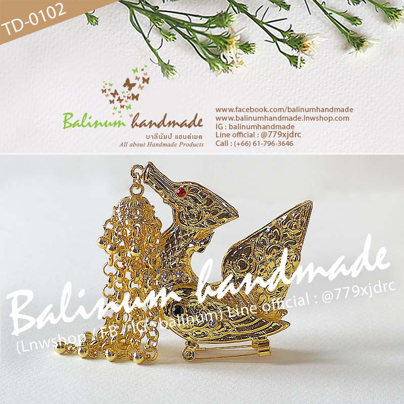 (ราคาเฉพาะบ่าหงส์ ไม่รวมสร้อยสังวาลย์) เครื่องประดับชุดไทย บ่าหงส์สีทอง ประดับเพชร มีเข็มกลัดใต้ท้องหงส์ สามารถเกี่ยวติดสร้อยสังวาลย์และผ้าได้ ดูสง่าและสวยงามมากค่ะ ทอง (Gold)