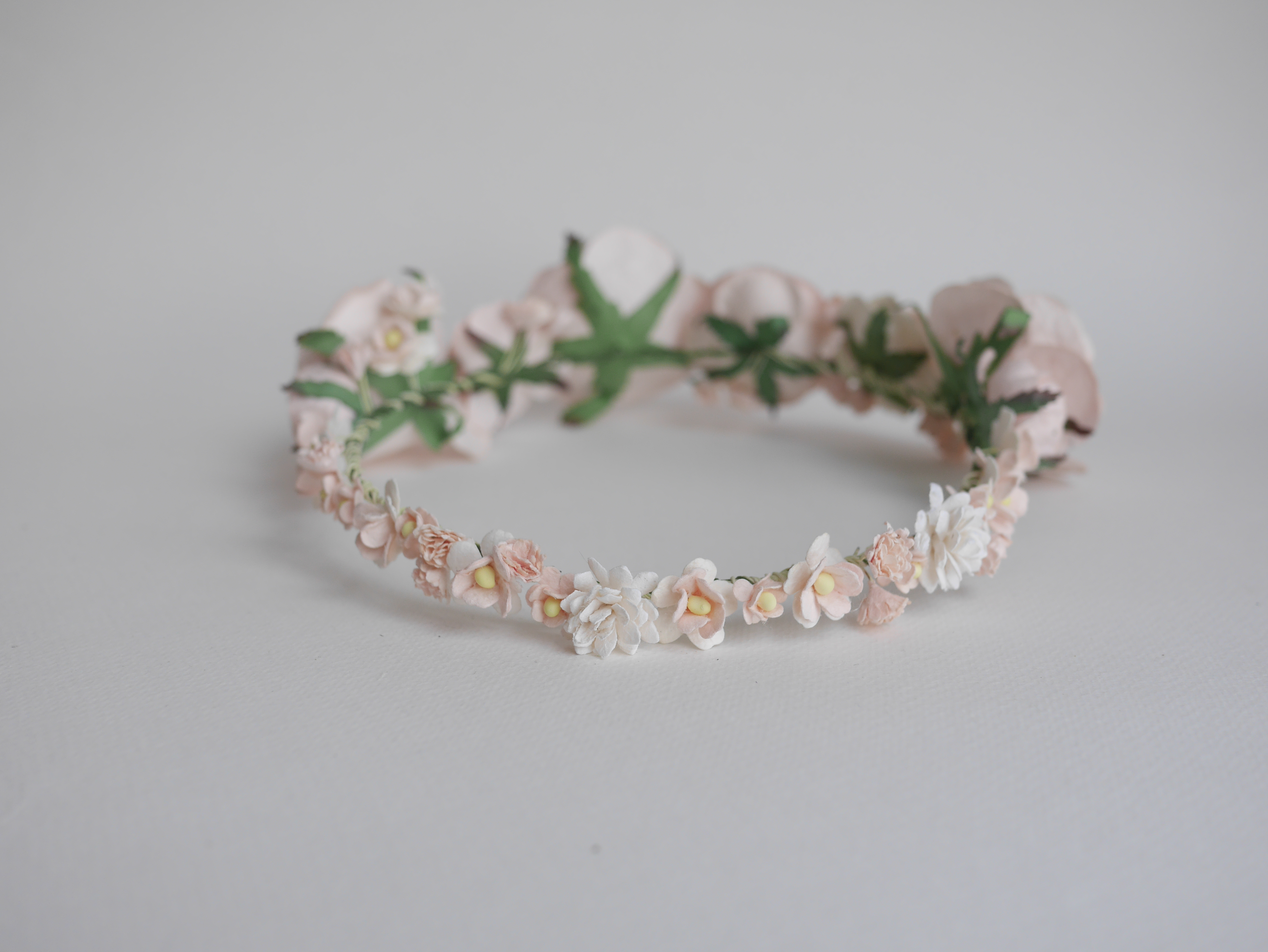 มงกุฎดอกไม้กระดาษ งานแต่งงาน งานรับปริญญา ดอกไม้ประดิษฐ์ งานประดิษฐ์ DIY โทนสีชมพูพีช ดอกกุหลาบกระดาษสา และดอกไม้กระดาษสาขนาดเล็ก Handmade corsages 1 ชิ้น DIY corsage yellow-pastel pink brown tone, big rose flowers 1 piece.