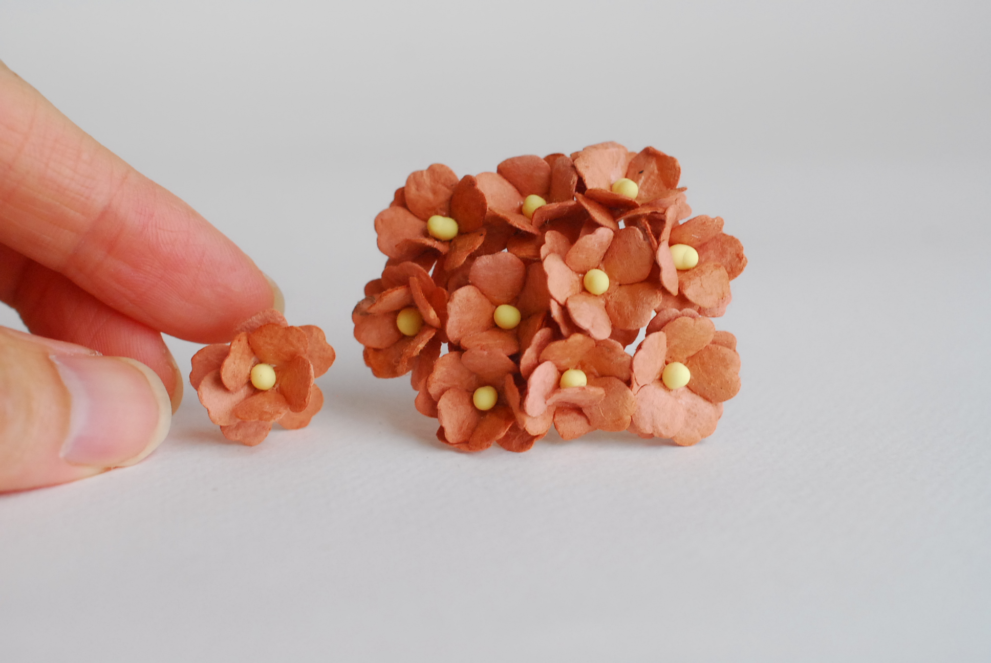 ดอกไม้กระดาษสา ราคาส่ง, ดอกไฮเดรนเยียกระดาษสา ดอกไม้ประดิษฐ์ ตกแต่งงานแต่งงาน ประดิษฐ์ข้อมือเพื่อนเจ้าสาว ขนา่ด 1.5 cm., สำหรับของชำร่วย, งานแต่งงาน, ดอกไม้ทำข้อมือเจ้าสาว สีน้ำตาล จำนวน 100 ดอก Paper flower,100 Pieces mulberry hydenyia brown color