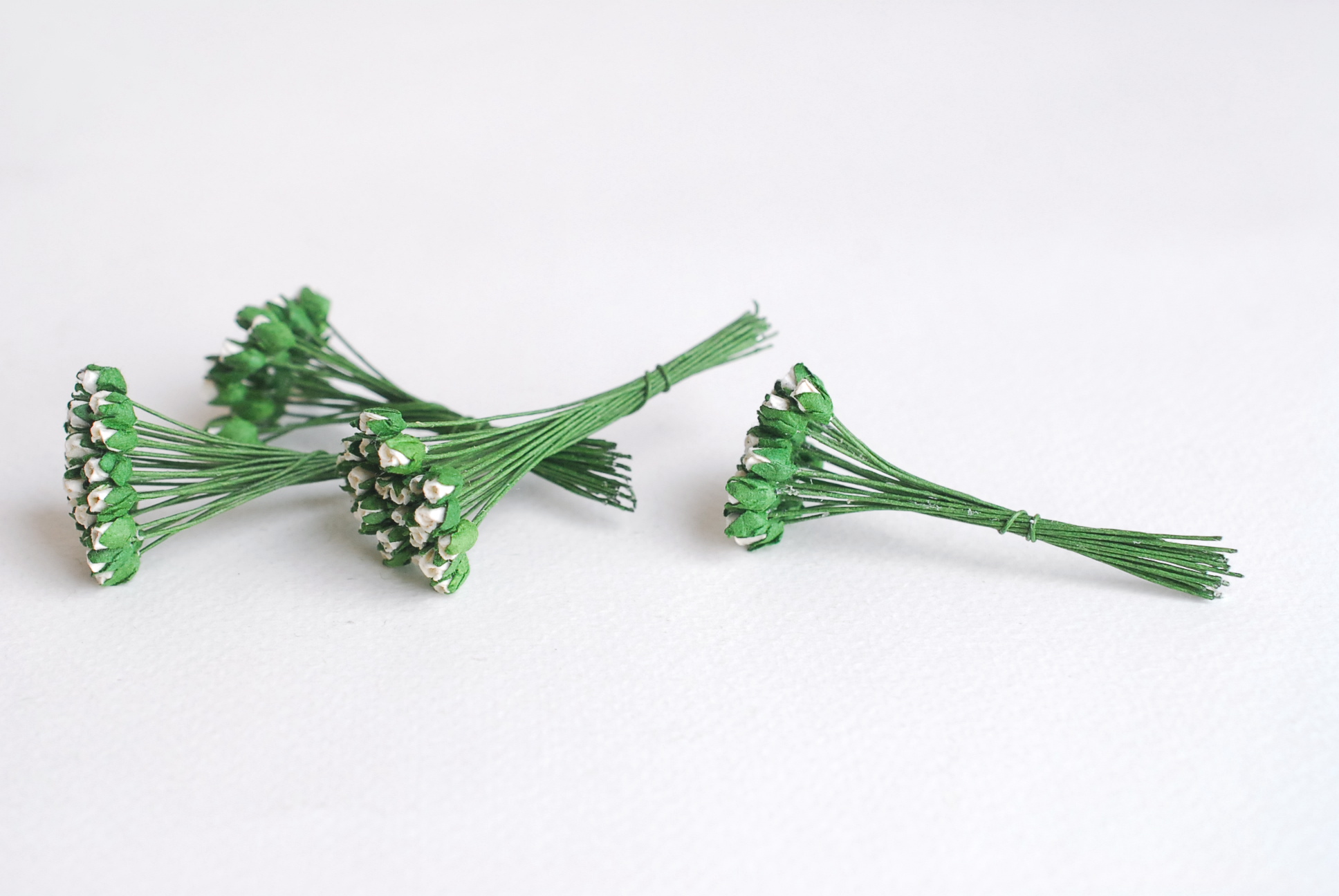 ดอกไม้กระดาษสา ดอกไม้กระดาษสา จตุจักร งานประดิษฐ์ ดอกไม้ทำข้อมือเพื่อนเจ้าสาว แต่งงาน, ดอกกุหลาบตูม 100 ดอก สีแดงปัดสีขาวcolor ขนาด 0.3x0.5 cm. paper flowers, budding roses flower 0.5x0.8 cm. 100 pieces. white color.