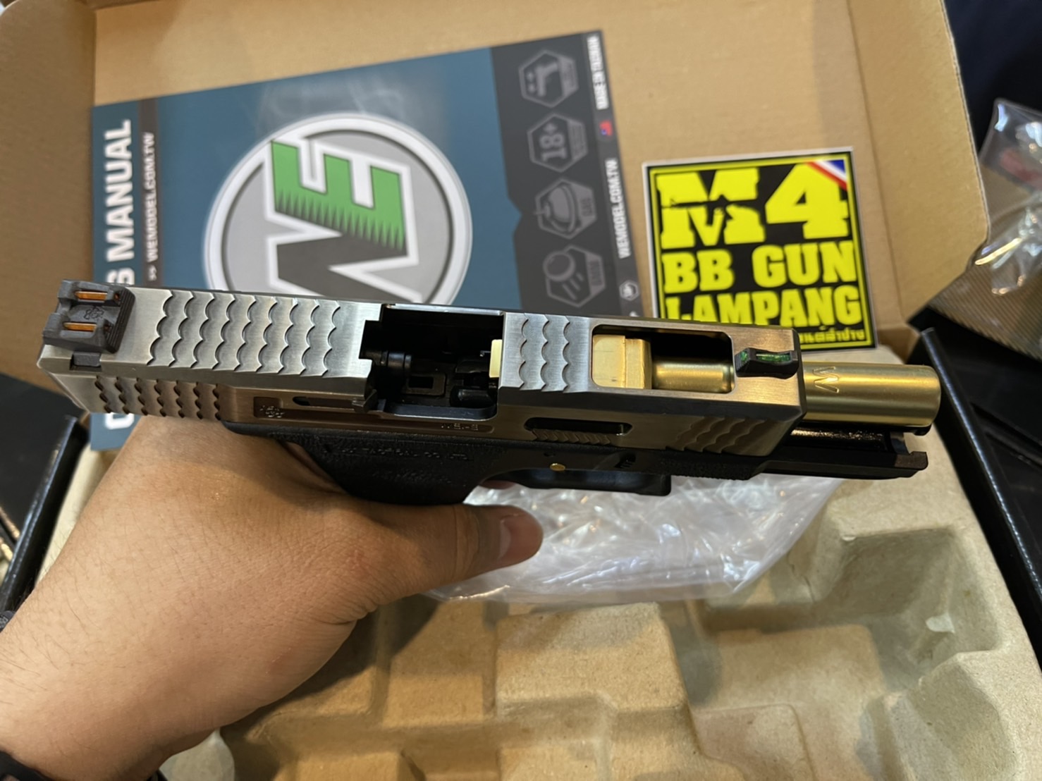 WE Glock19 G-Force Custom – เฟรมดำ สไลด์เงิน ลำกล้องทอง