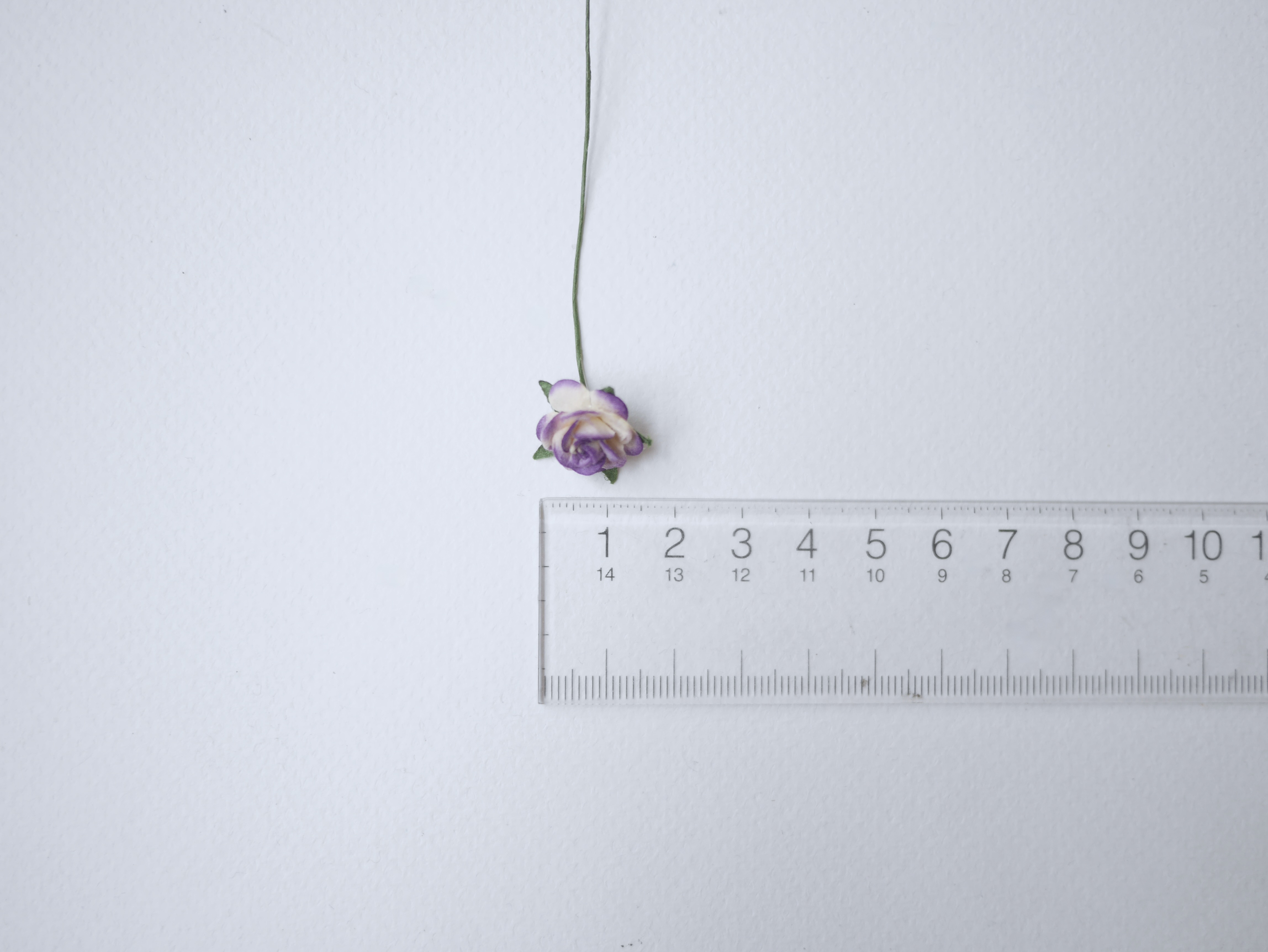 ดอกไม้กระดาษสา ขายส่ง, ดอกกุหลาบกระดาษสา สำหรับประดับ ตกแต่งของชำร่วย, งานแต่งงาน สีม่วงปัดครีม ขนาด 1.5 cm. จำนวน 100 ดอก