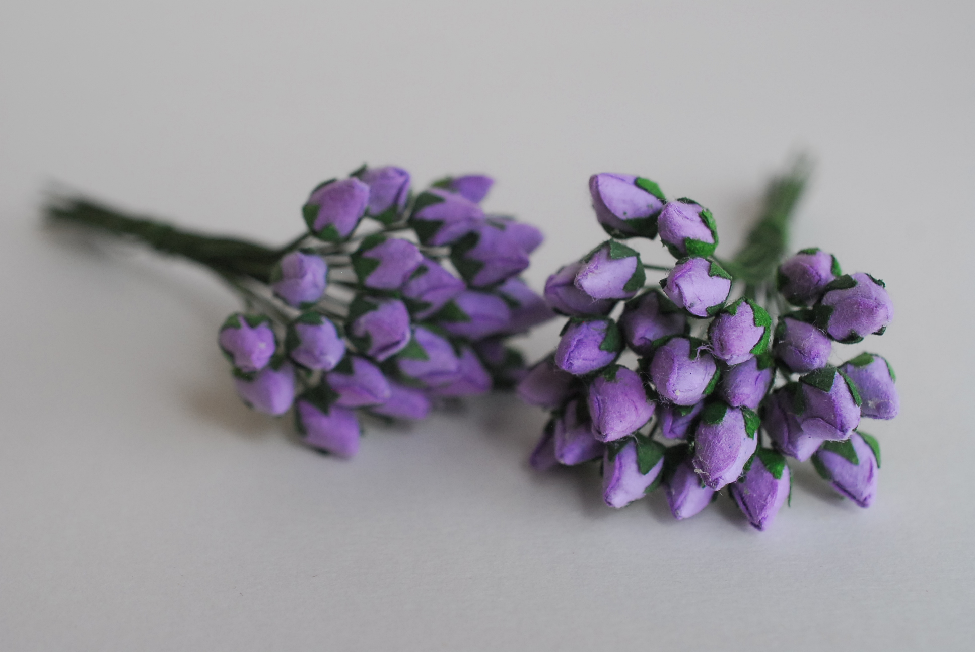 ดอกไม้กระดาษสา ดอกไม้กระดาษสา จตุจักร งานประดิษฐ์ ดอกไม้ทำข้อมือเพื่อนเจ้าสาว แต่งงาน, ดอกกุหลาบตูมปลายแหลม 0.8x 0.6 cm. 50 ดอก สีม่วง paper flowers, budding roses flower 0.8x0.6 cm. 50 pieces purple color.