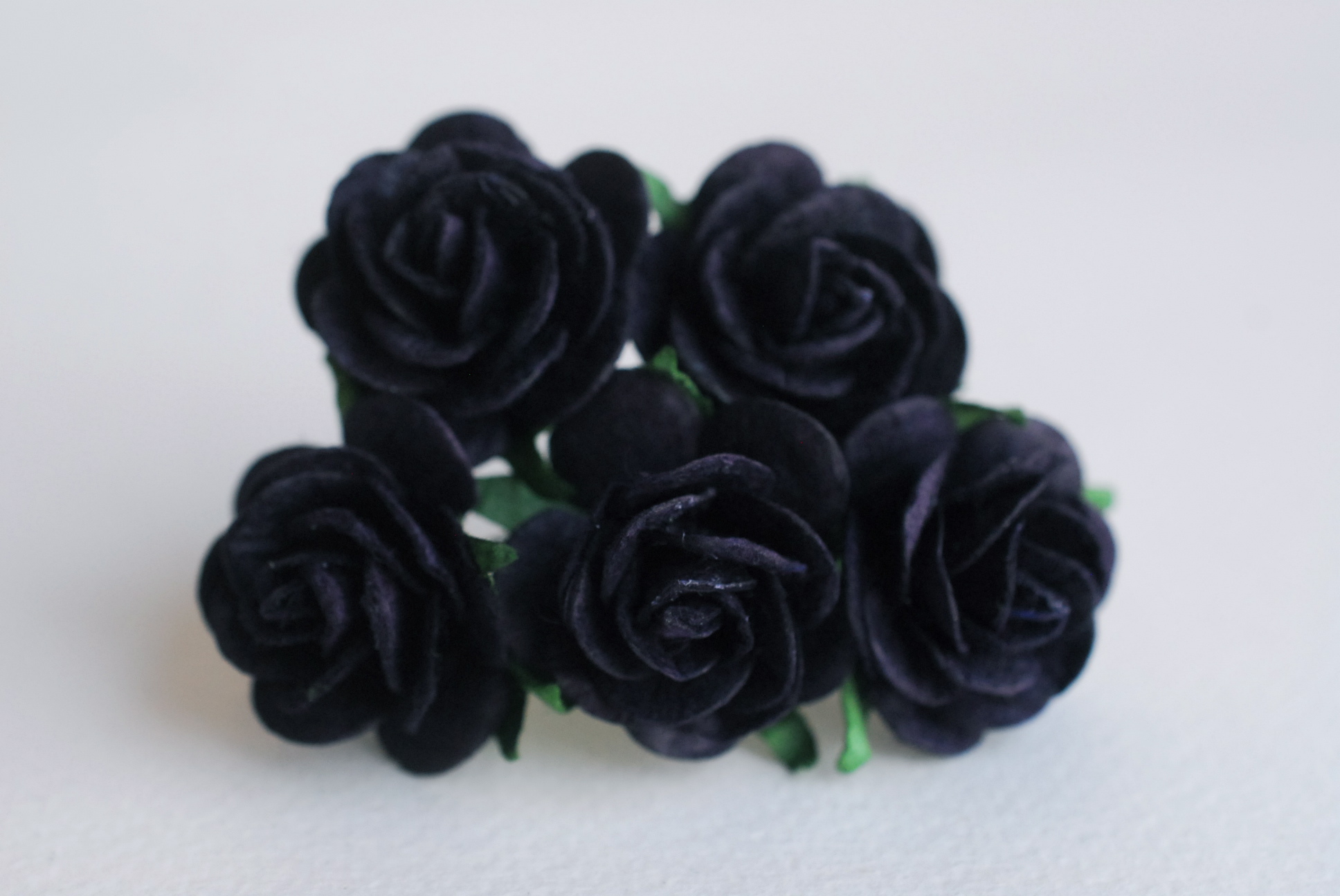 ดอกไม้กระดาษสา ดอกไม้กระดาษสา ราคาส่ง, ดอกกุหลาบกระดาษสา ดอกไม้ประดิษฐ์ สำหรับตกแต่ง หรืองานแต่งงาน สีดำน้ำเงิน ขนาด 2.5 cm. จำนวน 50 ดอก Paper flowers, handmade flowers, small roses paper size 2.5 cm. 50 pieces, black-blue color.