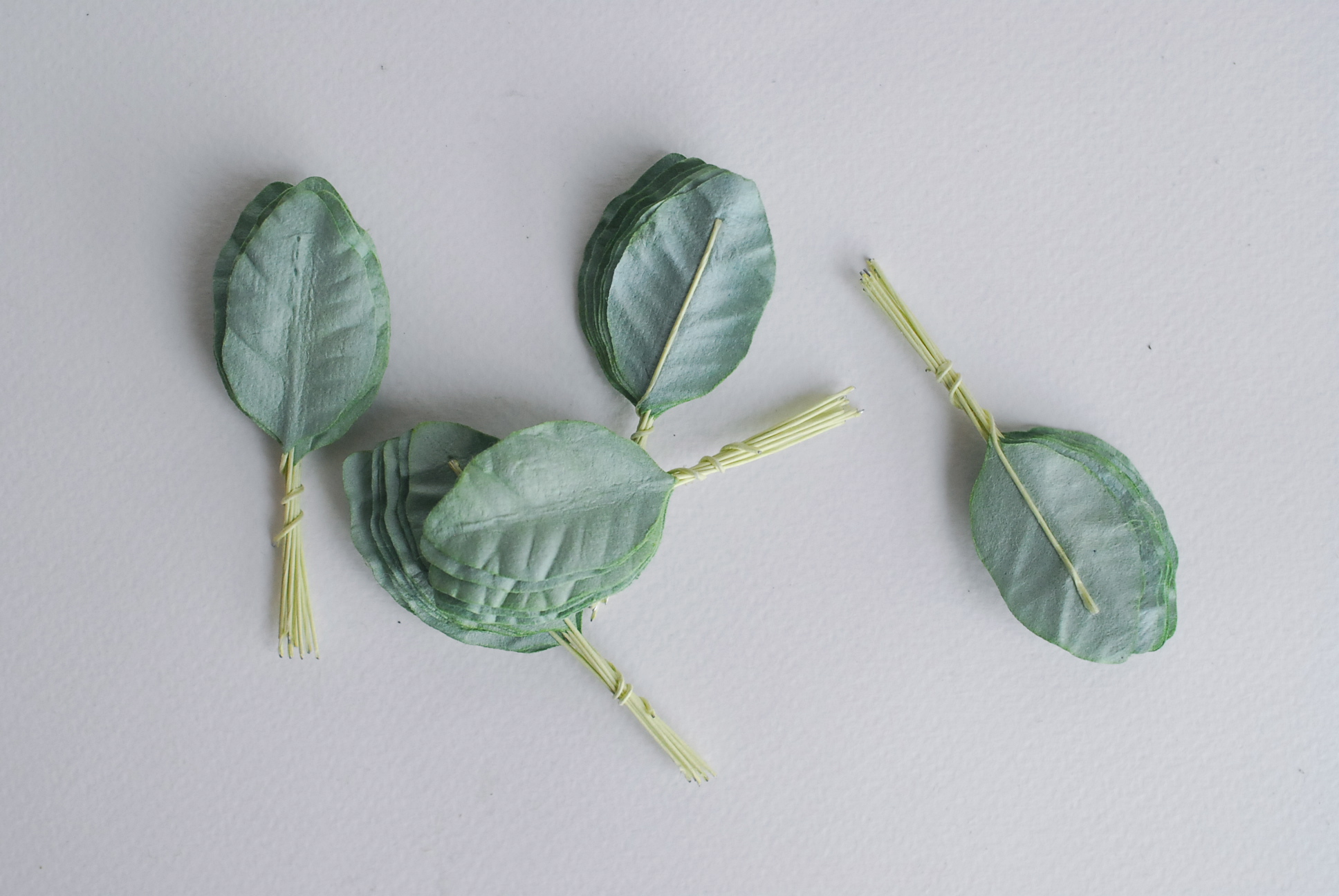 ใบไม้กระดาษ ใบไม้กระดาษสา ราคาส่ง,ใบไม่้กุหลาบกระดาษ สำหรับดอกมะลิกระดาษสา ใบไม้ประดิษฐ์ สำหรับตกแต่ง หรืองานแต่งงาน สีเขียว ขนาด 3.5x2.5 cm. จำนวน 50 ใบ