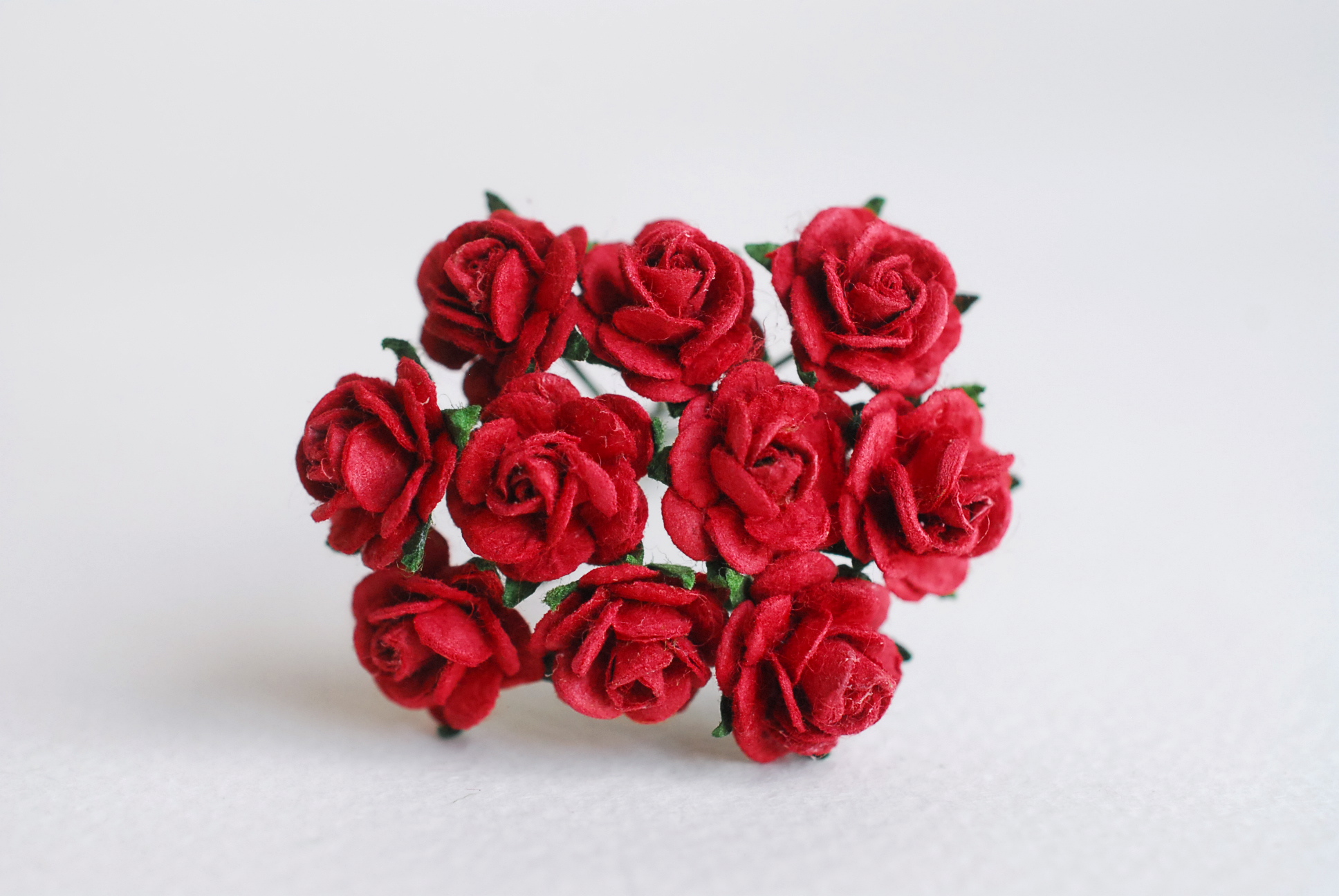 ดอกไม้กระดาษสาสำหรับตกแต่ง ของชำร่วย ดอกกุหลาบ ดอกกุหลาบสีแดง กระดาษสา สีแดงเข้มขนาด 1 cm. จำนวน 100 ดอก/1 ถุง