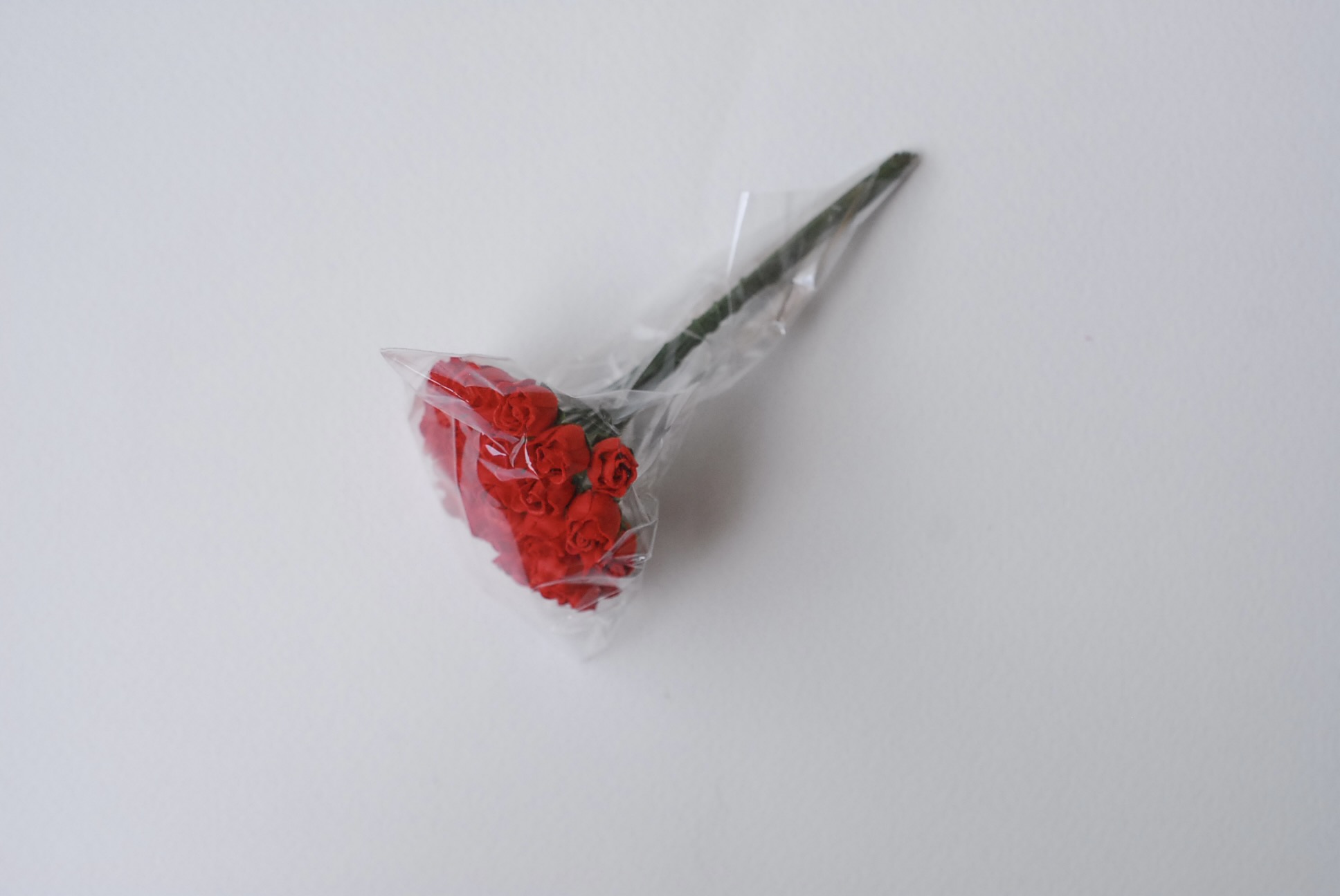 ดอกไม้กระดาษสา ดอกไม้กระดาษสา จตุจักร งานประดิษฐ์ ดอกไม้ทำข้อมือเพื่อนเจ้าสาว แต่งงาน, ดอกกุหลาบตูม 0.8x1 cm. 25 ดอก สีแดง paper flowers, budding roses flower 0.8x1 cm. 25 pieces red color.