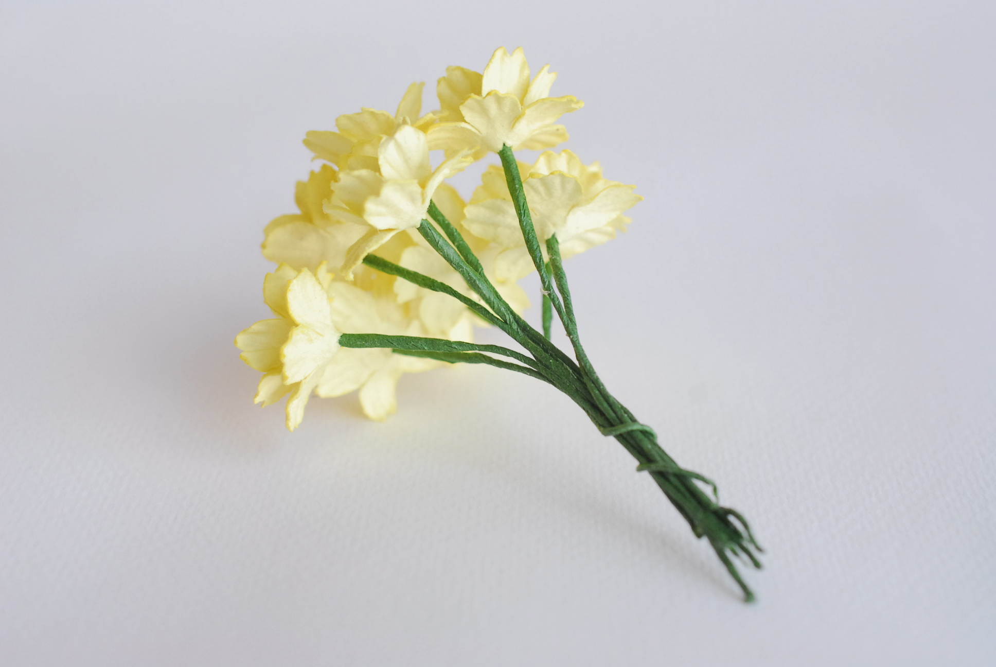 ดอกไม้กระดาษสา ดอกซากุระกระดาษ ขนาดเล็ก ดอกไม้กระดาษสาราคาส่ง ดอกไม้กระดาษสำหรับตกแต่งของชำร่วย งานแต่งงาน ทำช่อดอกไม้ติดอกเจ้าบ่าว ข้อมือดอกไม้เจ้าสาว ขนาด2.0 cm. 50 ดอก สีเหลือง Paper flowers supplies: DIY wedding tools small Cherry blossom (Sakura) 50