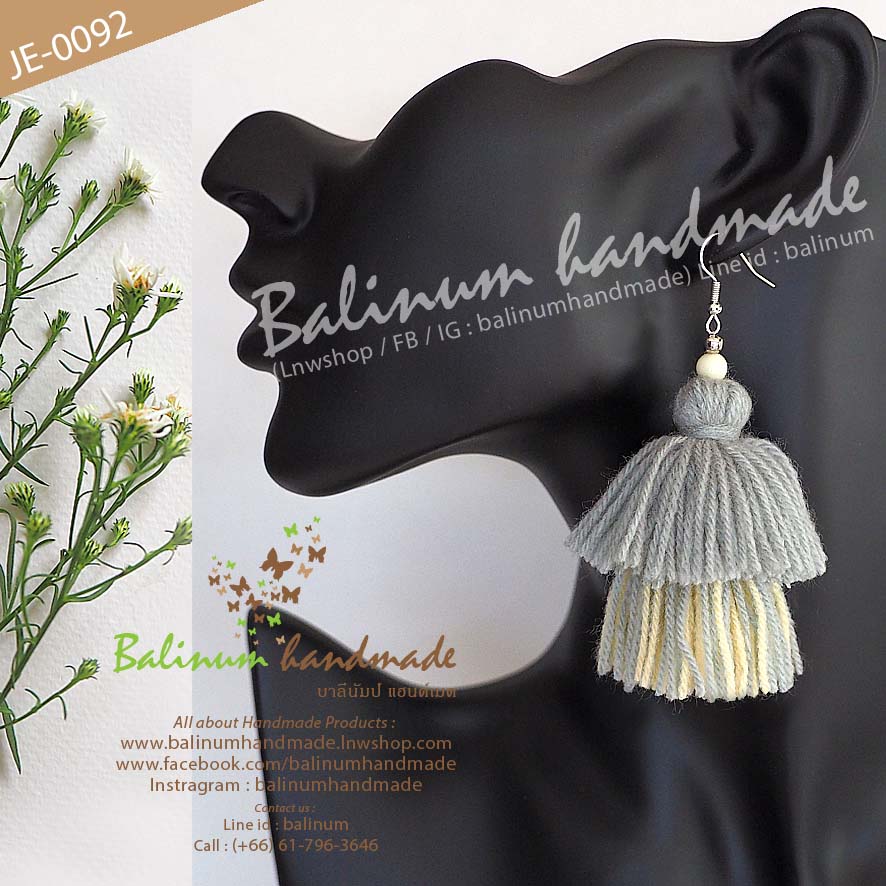 ต่างหูแฮนด์เมด โดย บาลีนัมป์ แฮนด์เมด สไตล์โบฮีเมียน ประดับพู่ไหมพรมสองชั้น และลูกปัด ดูเก๋และสวยงามมากค่ะ เทา (Gray)