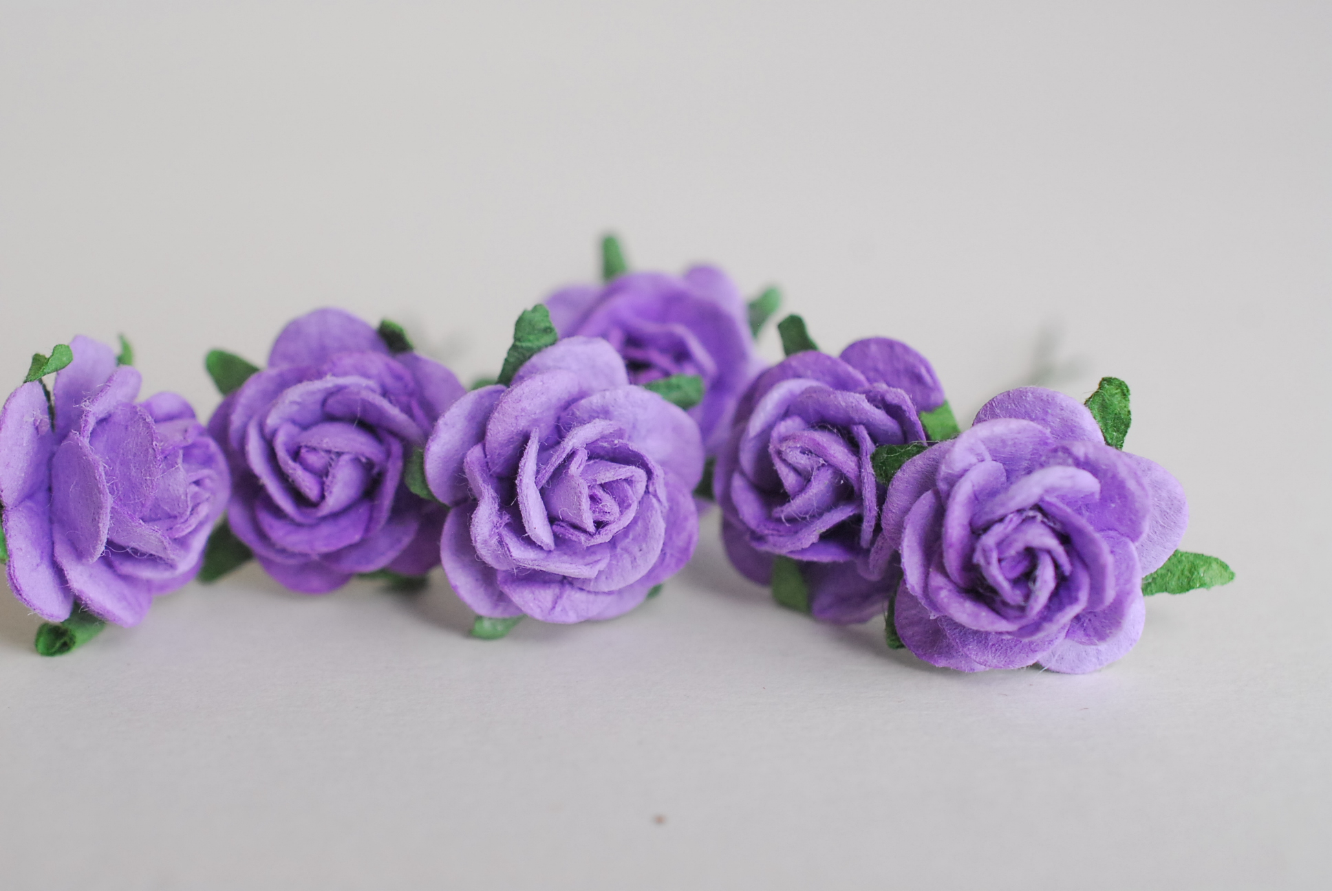 Paper Flowers size 2 cm., mini roses, purple color, 50 pcs. ดอกไม้กระดาษสาสีม่วงขนาด 2 cm. จำนวน 50 ดอก