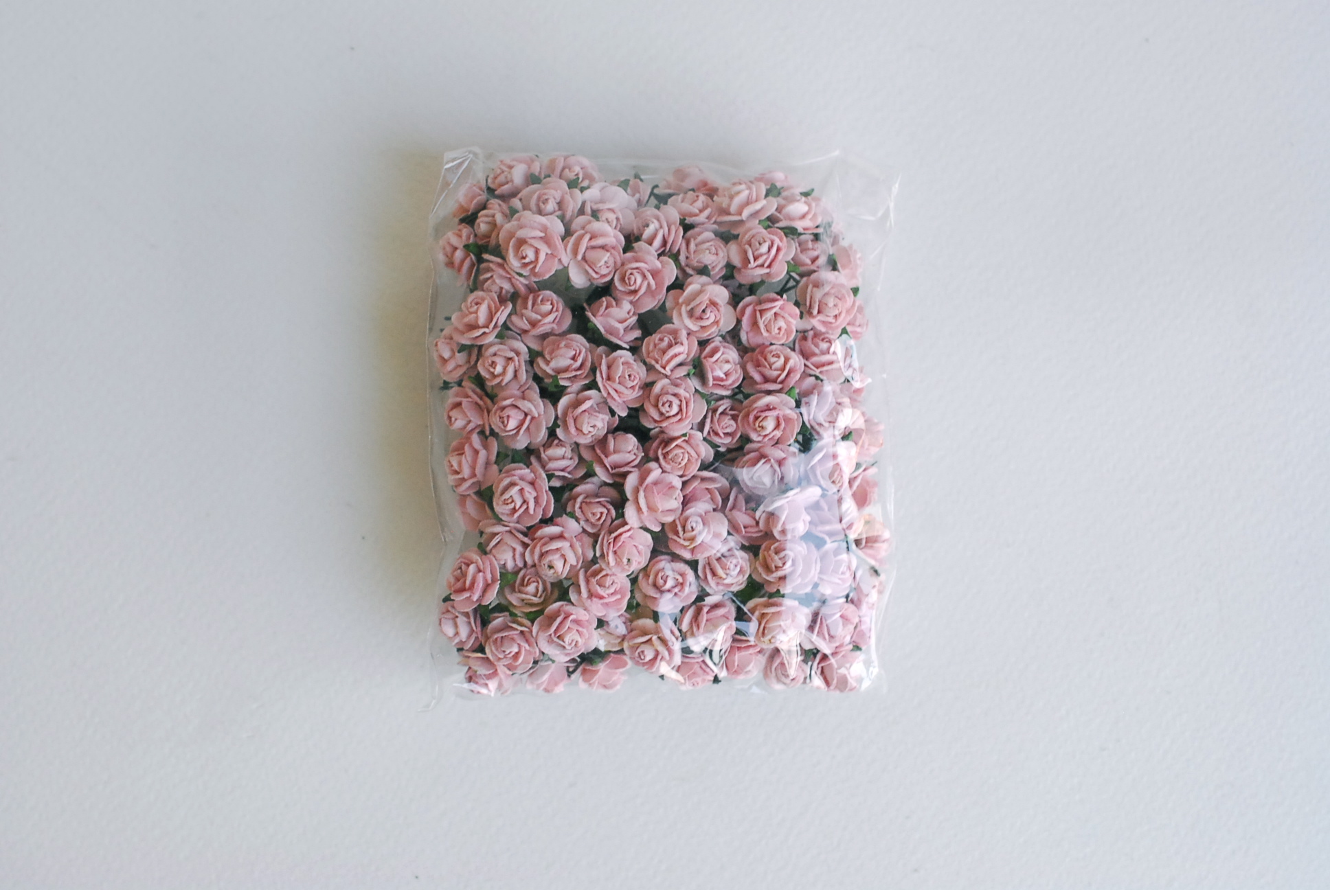 ดอกไม้กระดาษสาสำหรับตกแต่ง ของชำร่วย ดอกกุหลาบ ดอกกุหลาบสีแดง กระดาษสา สีม่วงอ่อนขนาด 1 cm. จำนวน 100 ดอก/1 ถุง