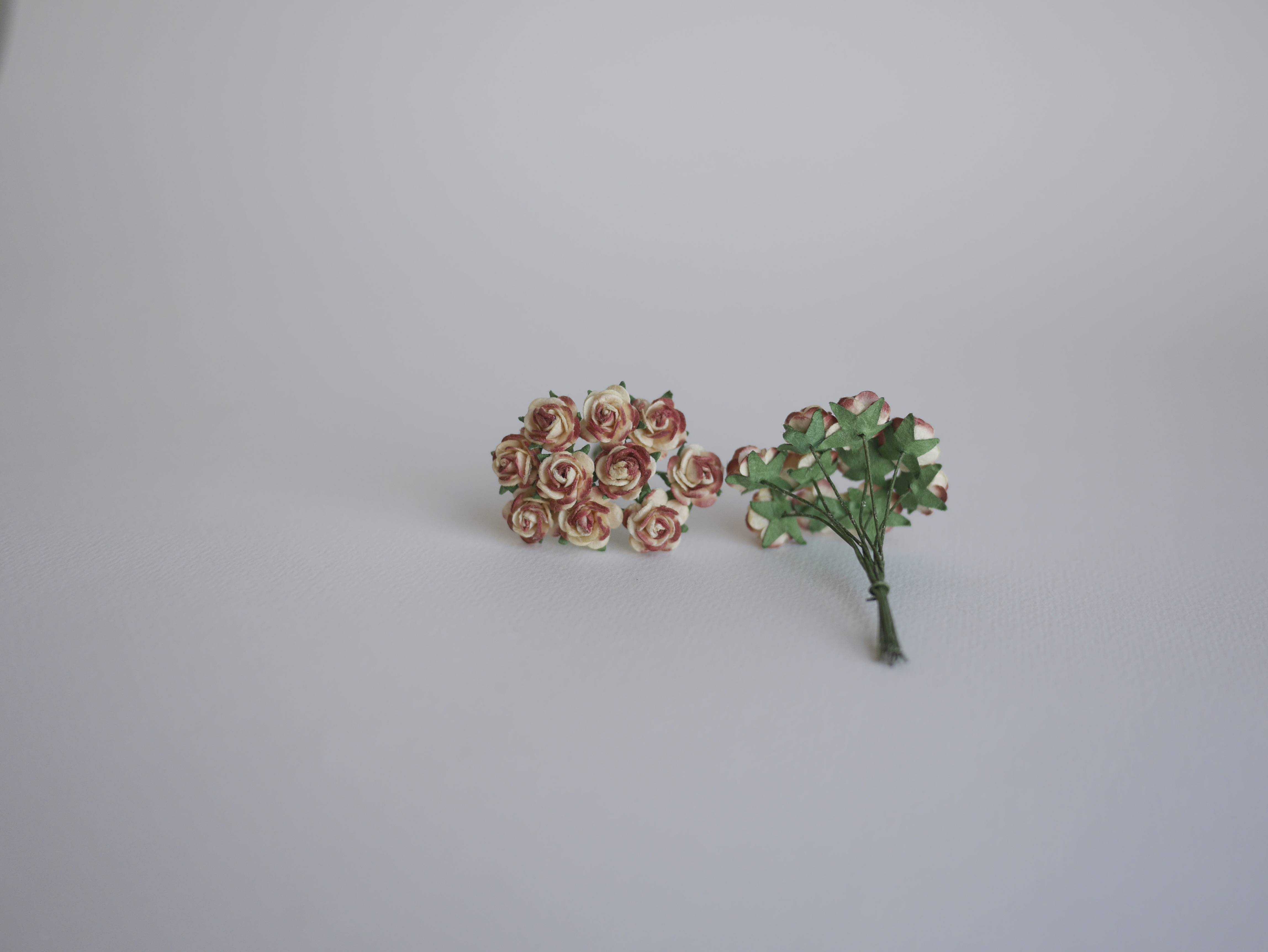 ดอกไม้กระดาษสาสำหรับตกแต่ง ของชำร่วย ดอกกุหลาบจิ๋วสีม่วง กระดาษสา สีน้ำตาลปัดสีเหลือง ขนาด 1 cm. จำนวน 100 ดอก/1 ถุง small paper flower, small roses supplies size 1 cm. medium brown brush cream color. 100 pieces.