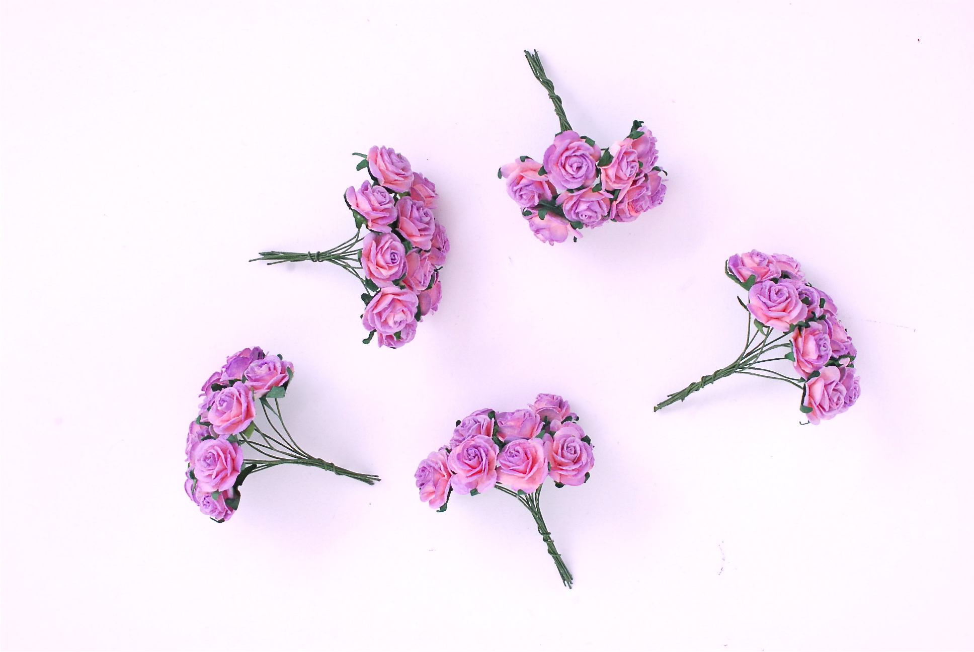 Paper Flowers size 2 cm., mini roses purple brush pink color, 50 pcs. ดอกไม้กระดาษสาสีม่วงปัดชมพูขนาด 2 cm. จำนวน 50 ดอก