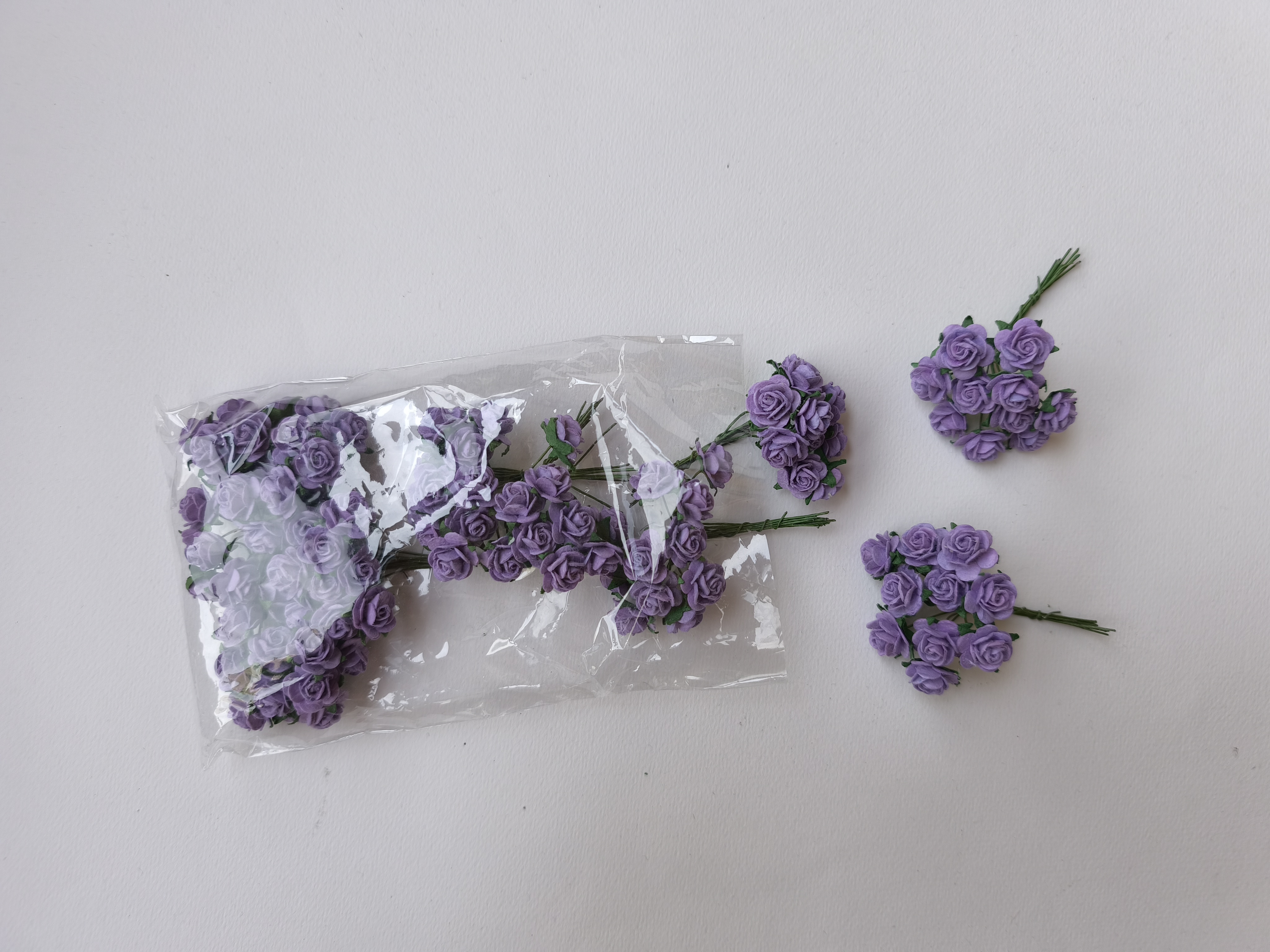 ดอกไม้กระดาษสา ขายส่ง, ดอกกุหลาบกระดาษสา สำหรับประดับ ตกแต่งของชำร่วย, งานแต่งงาน สีม่วง ขนาด 1.5 cm. จำนวน 100 ดอก