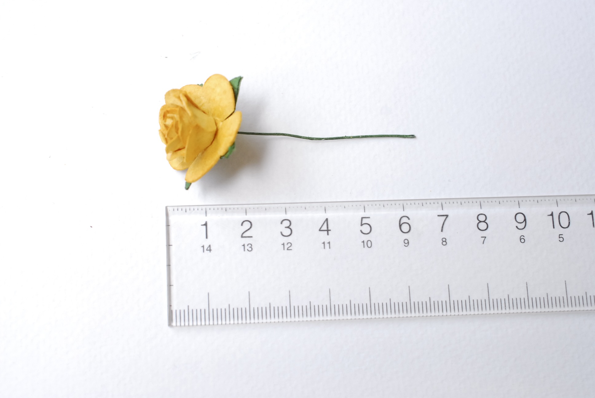 ดอกไม้กระดาษสา ดอกไม้กระดาษสา ราคาส่ง, ดอกกุหลาบกระดาษสา ดอกไม้ประดิษฐ์ สำหรับตกแต่ง หรืองานแต่งงาน สีเหลืองน้ำตาล ขนาด 2.5 cm. จำนวน 50 ดอก Paper flowers, handmade flowers, small roses paper size 2.5 cm. 50 pieces, brown yellow color.