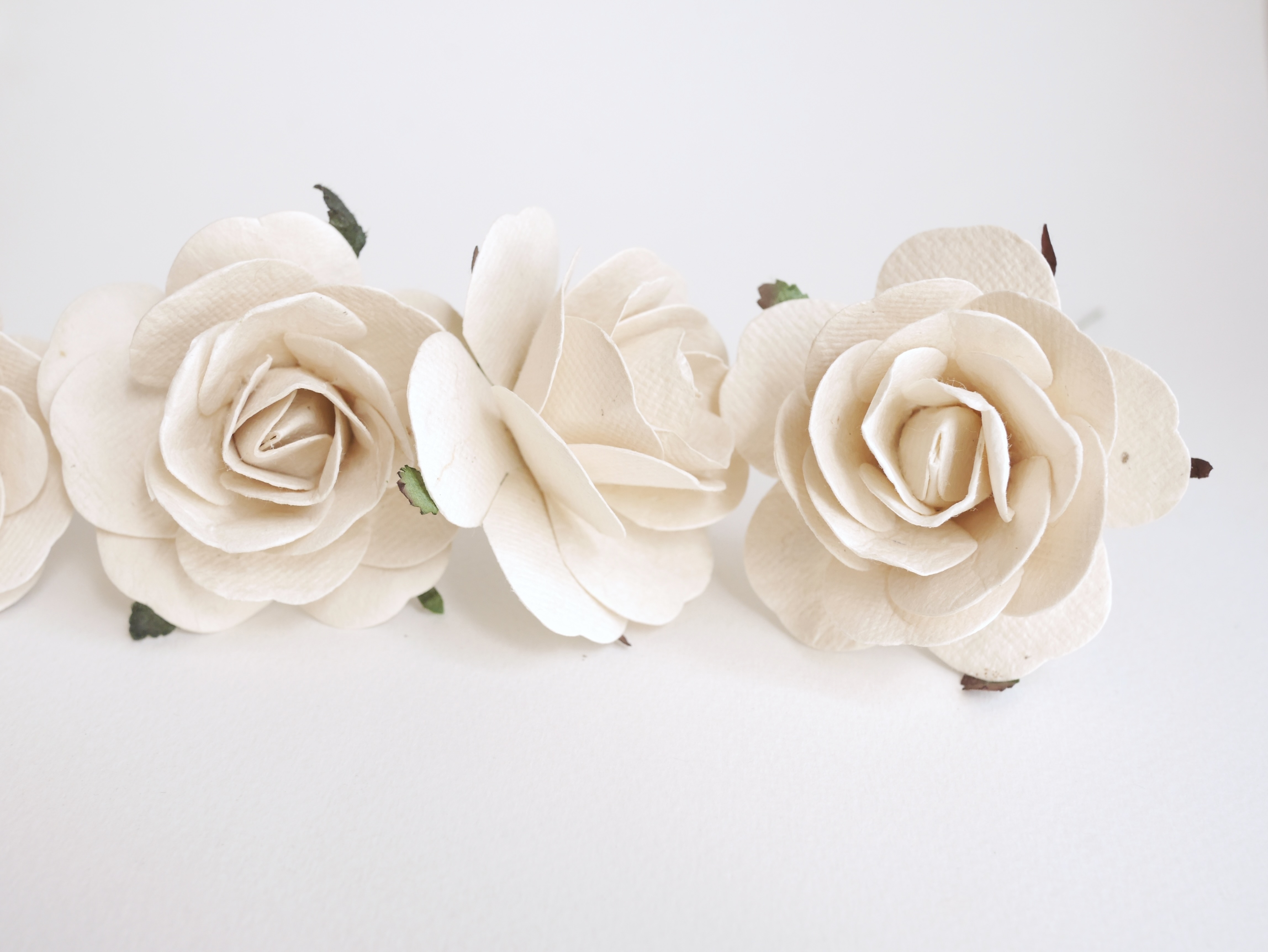 ดอกไม้กระดาษสา ขนาด 6.5 cm., สำหรับของชำร่วย, งานแต่งงาน, สีขาวตุ่น Paper flower, handmade flowers supplies, wedding decoration:10 Pieces mulberry rose, 6.5 cm. of-white color.