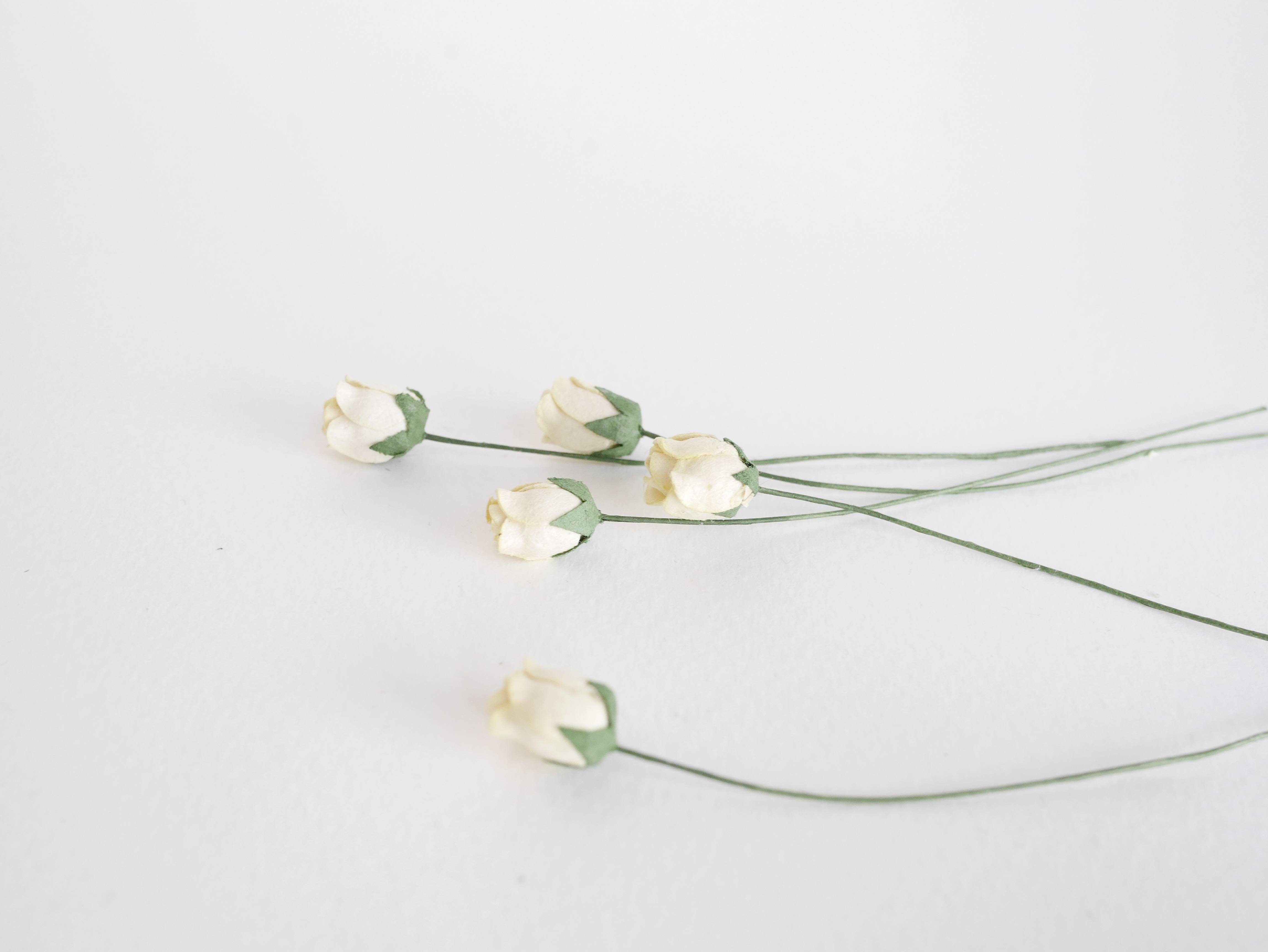 ดอกไม้กระดาษสา ดอกไม้กระดาษสา จตุจักร งานประดิษฐ์ ดอกไม้ทำข้อมือเพื่อนเจ้าสาว แต่งงาน, ดอกกุหลาบตูม 0.8x1 cm. 25 ดอก สีเหลืองอ่อน paper flowers, budding roses flower 0.8x1 cm. 25 pieces pale yellow color.