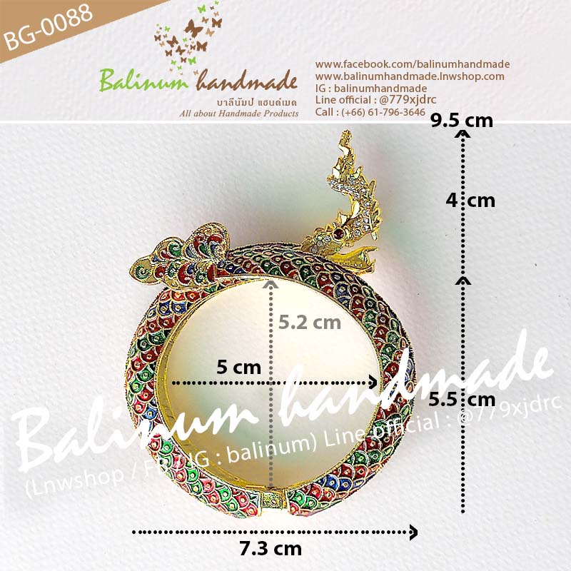 กำไลพญานาคเรียกทรัพย์สีทอง งานลงยาสีเขียว แดง น้ำเงินแฮนด์เมด ประดับเพชรสีขาวที่เศียร และที่ดวงตาสีแดง สะท้อนเล่นไฟระยิบระยับ สวมใส่ง่าย เพราะเป็นแบบง้าง หลากสี,ทอง (Multi-Color,Gold)