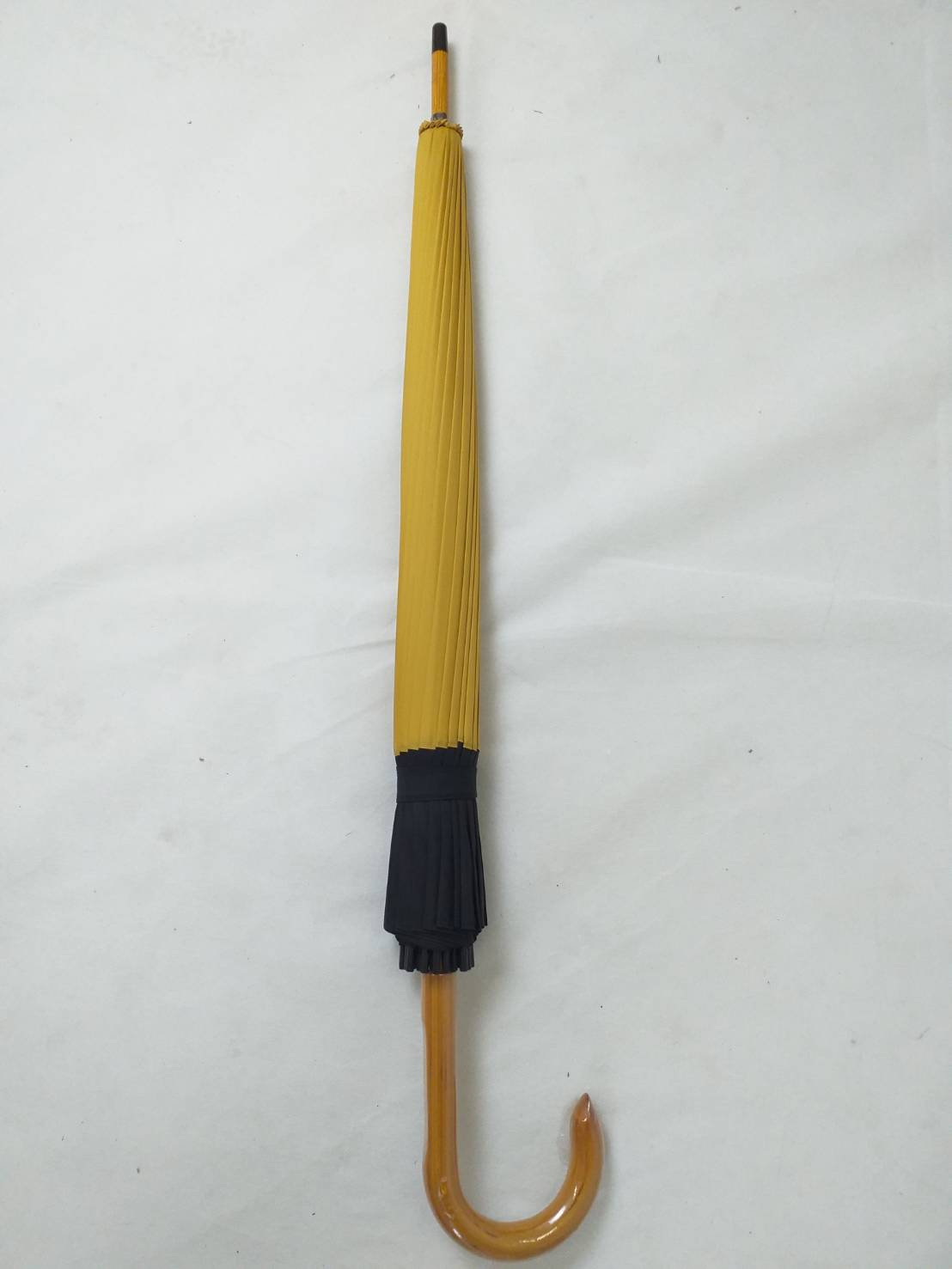 ร่มยาว 24 นิ้ว โครงเหล็กดำ 24 ซี่ แกนไม้ ด้ามไม้ สีเหลืองชายสีดำ สวยงามแบบไทยๆ ชิ้น 24K /สีเหลืองชายสีดำ 2020-05-08 10:18:20 2023-10-24 14:44:48