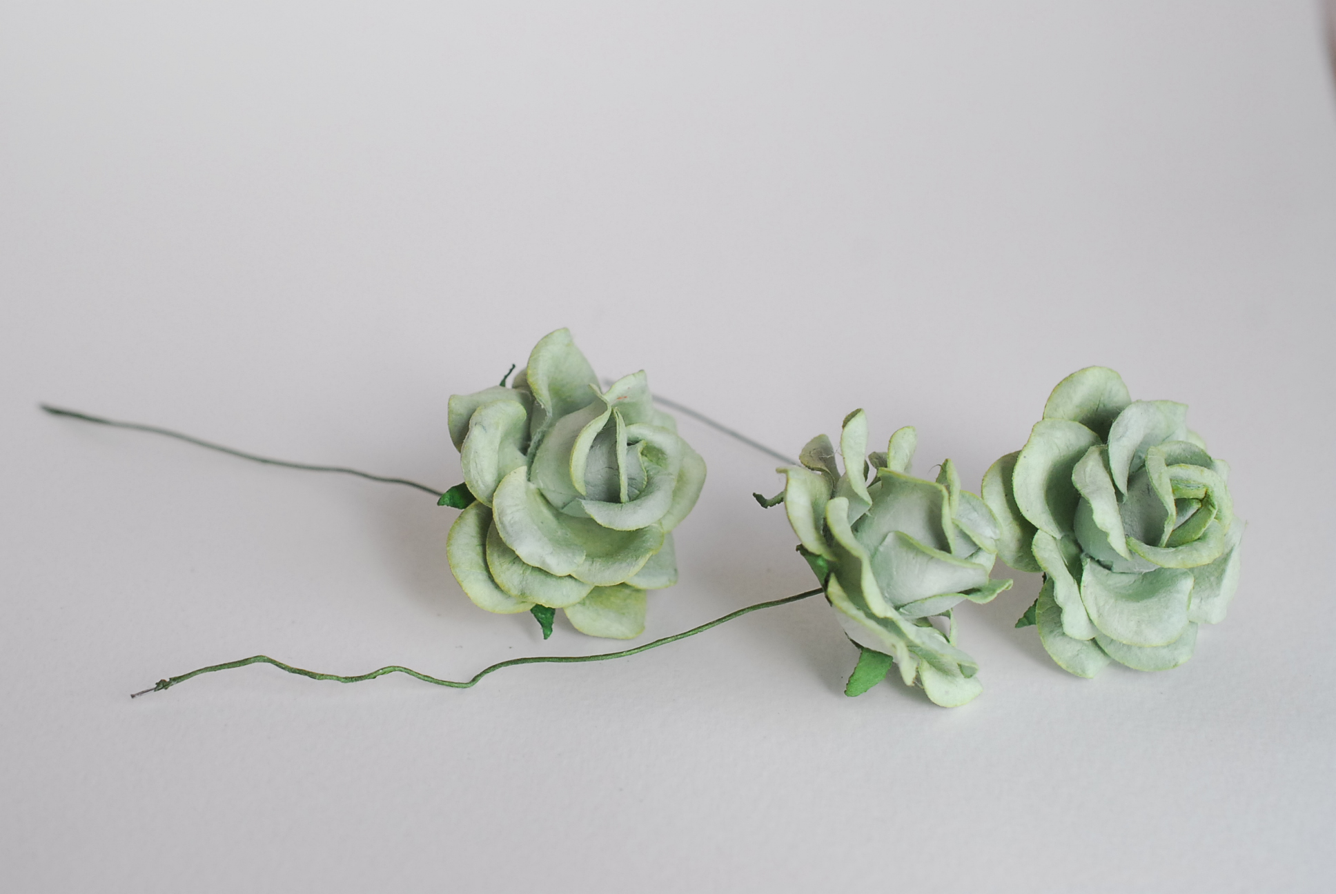 ดอกไม้กระดาษสา ดอกกุหลาบกระดาษสา ดอกไม้กุหลาบ กลีบโค้ง ดอกไม้ประดิษฐ์ สำหรับตกแต่ง หรืองานแต่งงาน สีเขียวอ่อน (ชาเขียวอ่อน) ขนาด 3.5 cm. จำนวน 25 ดอก Paper flowers, handmade flowers, small roses paper size 3.5 cm. 25 pieces, pale green color.